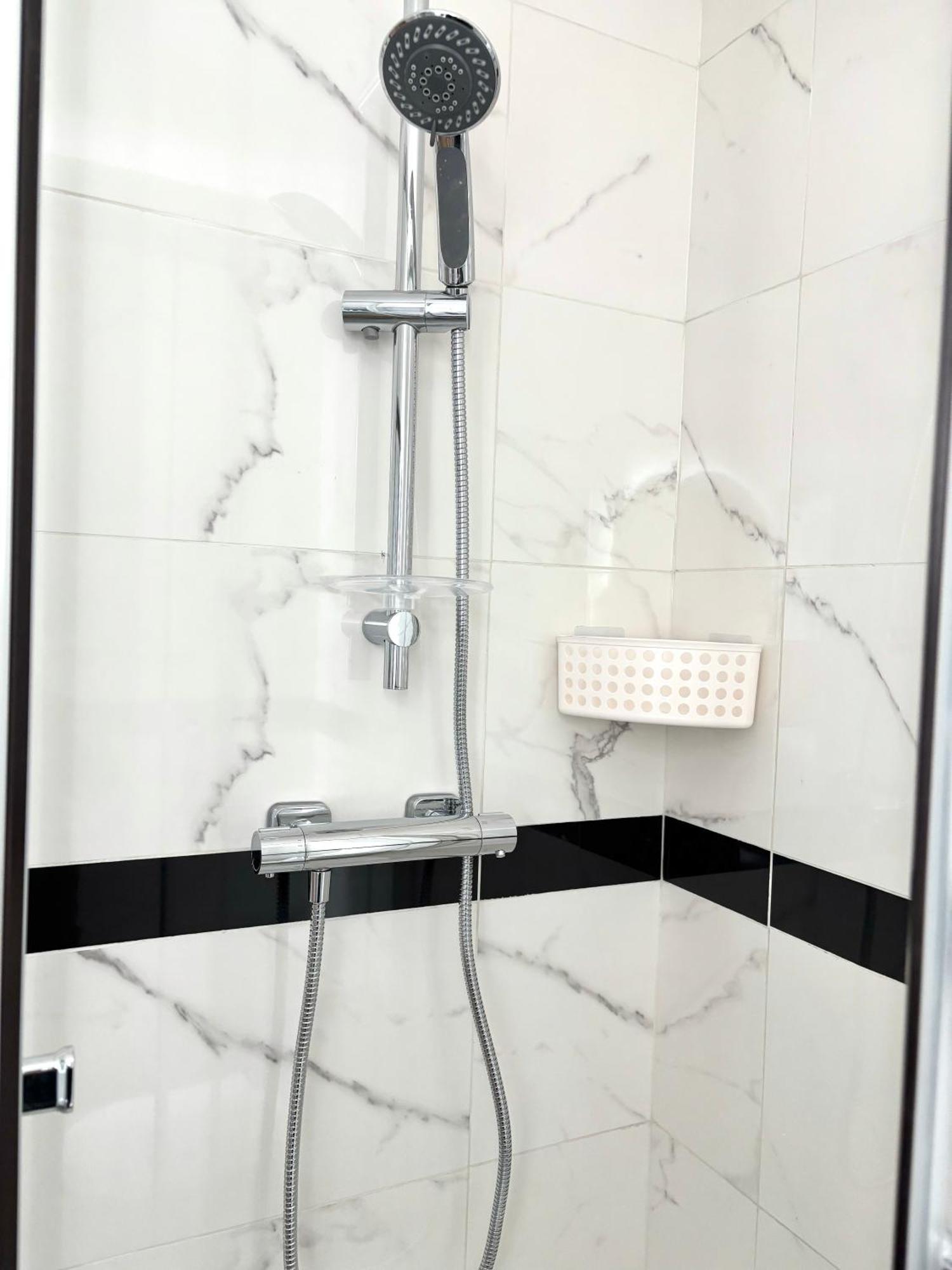 Lucas Salle De Bain Privative Homestay Paris