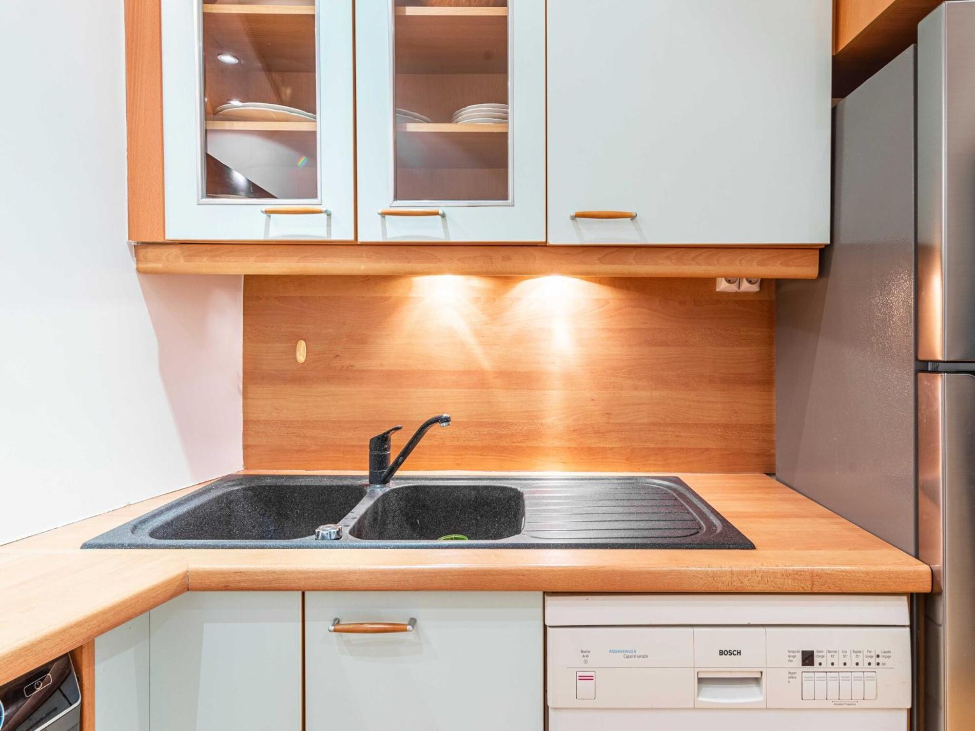 Charming 1 Bdr 2p Trocadero *
