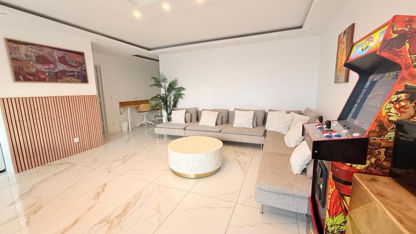 Apartment With Amazing View Of With Private Parking *