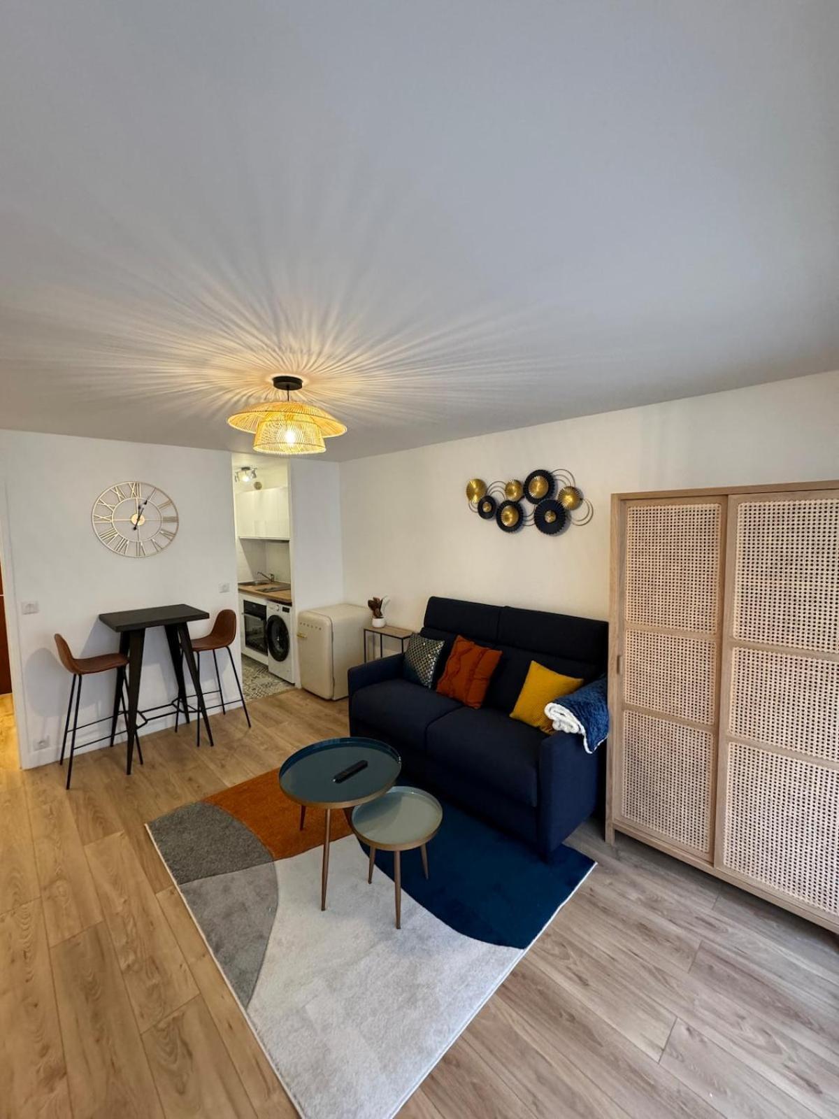Furnished 17 * Paris
