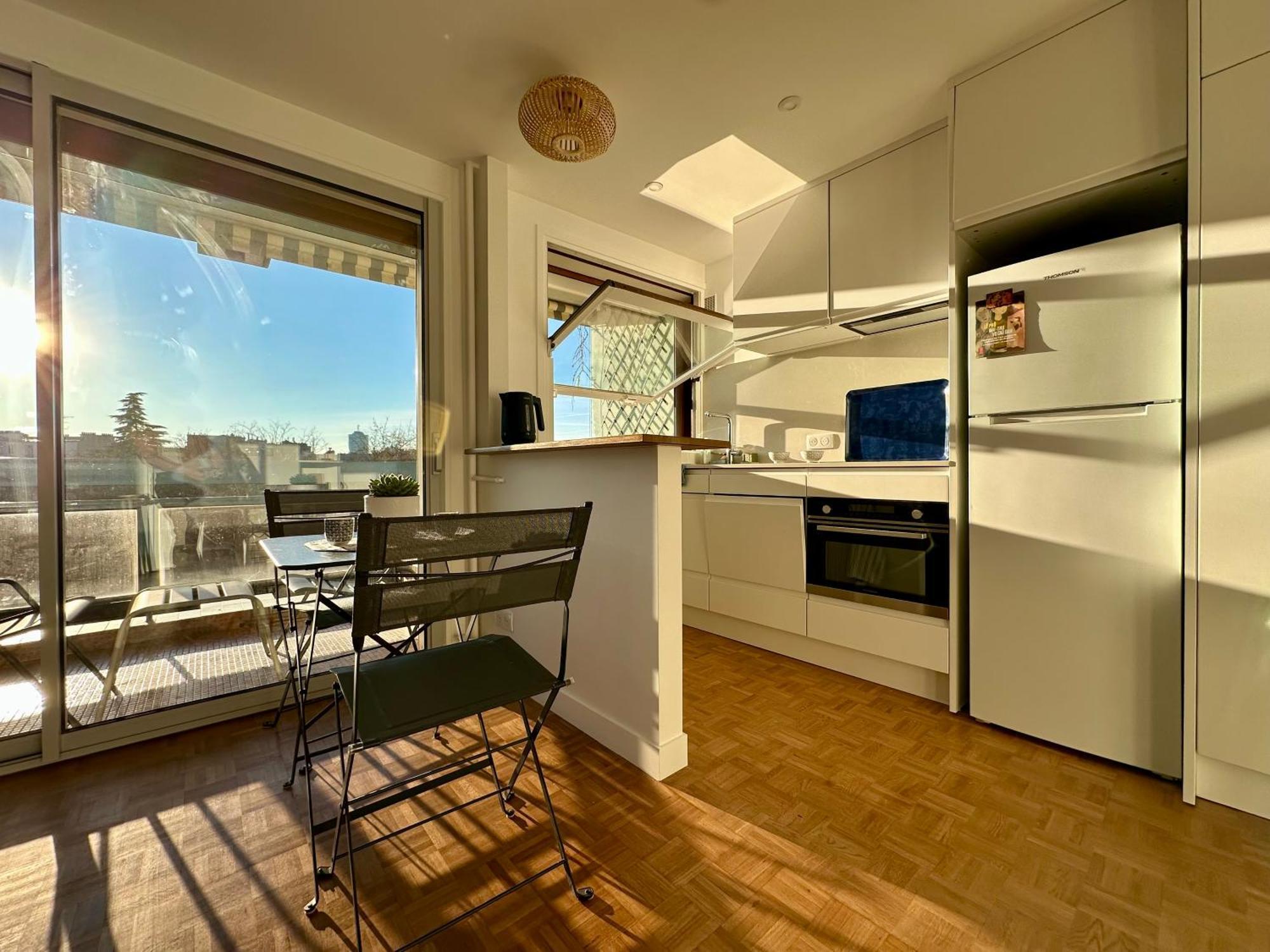 Mobility Lease- Sunny With Large Balcony, Park View At 15 Apartment *