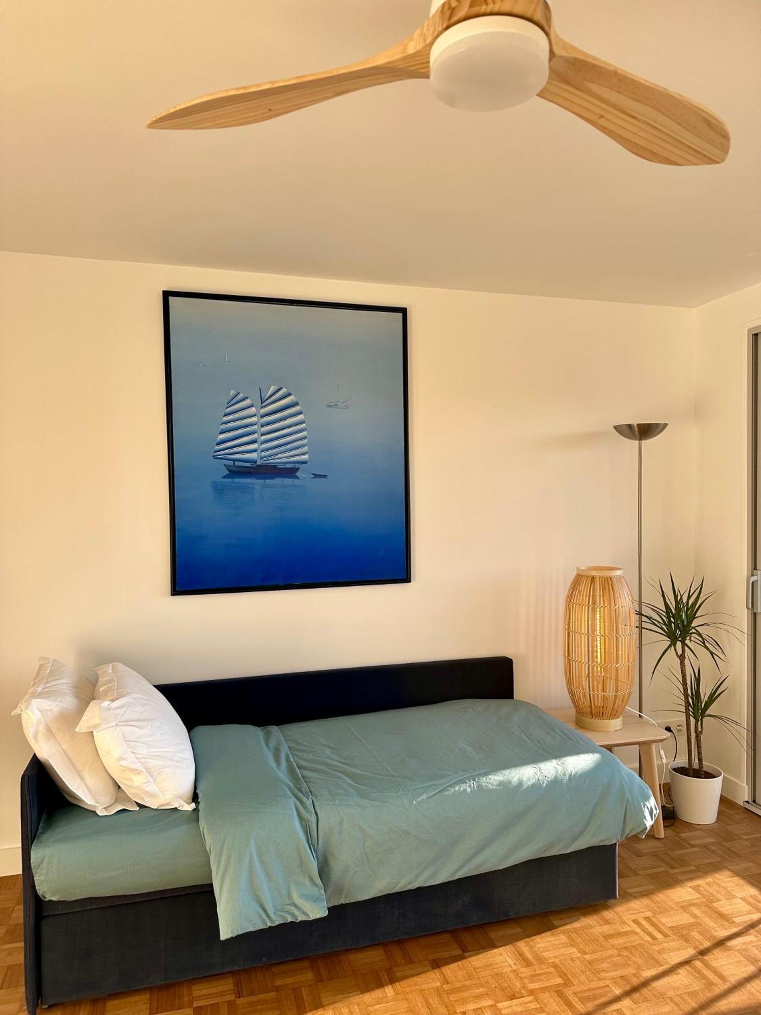 Mobility Lease- Sunny With Large Balcony, Park View At 15 *