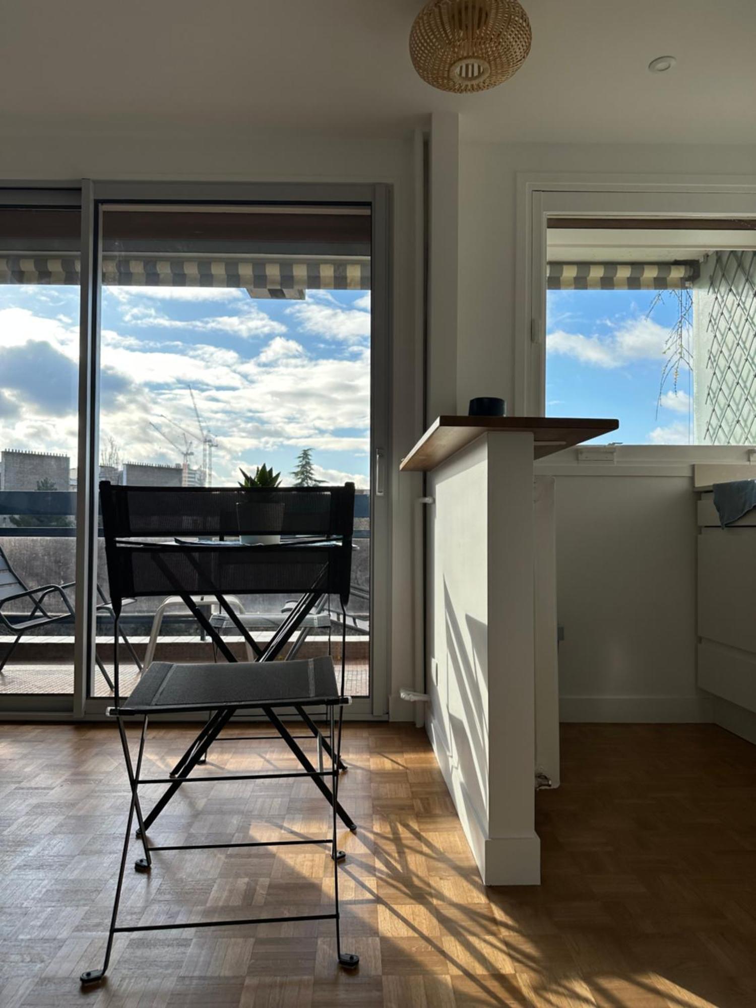 Mobility Lease- Sunny With Large Balcony, Park View At 15 Apartment *