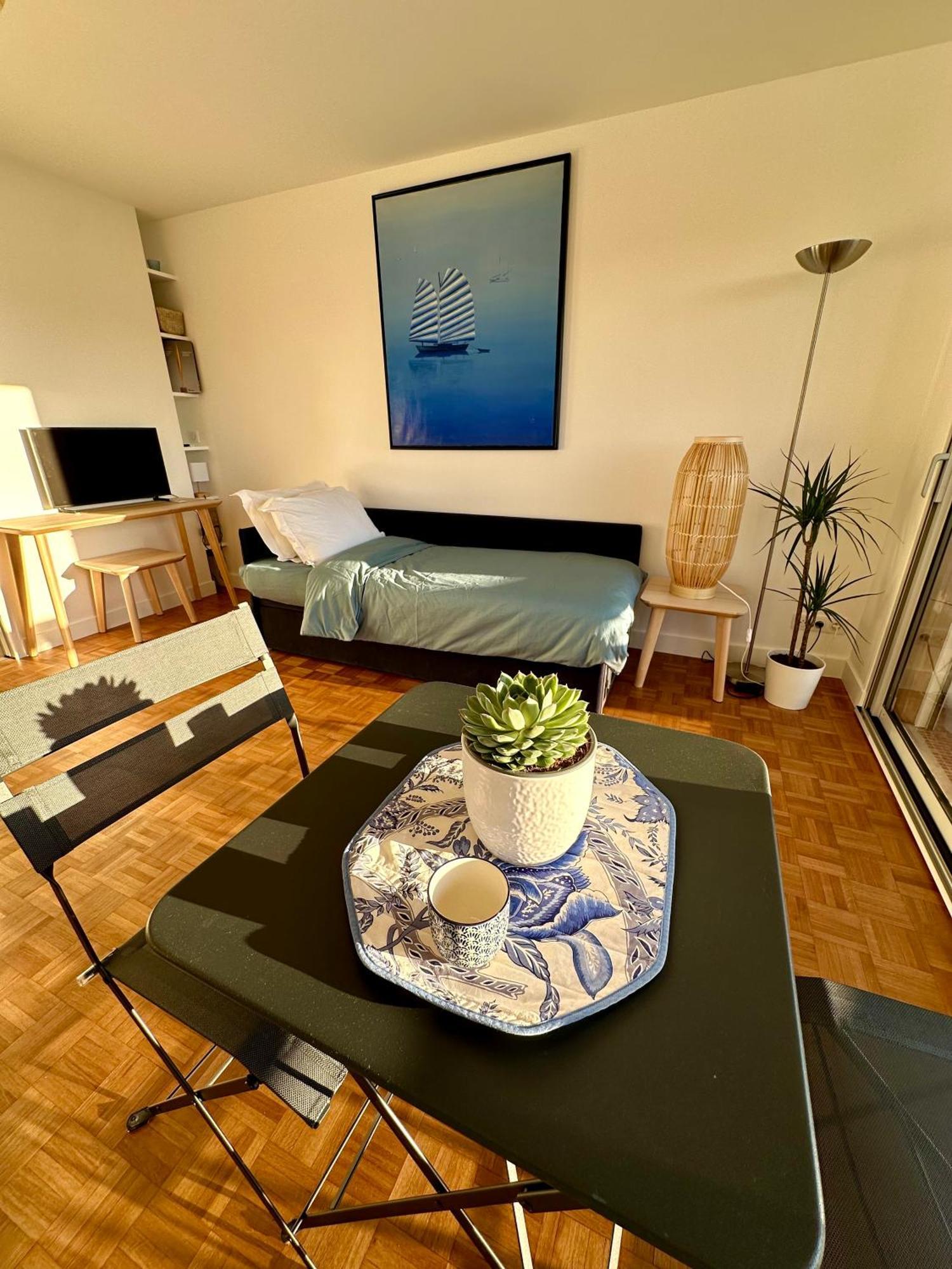 Apartment Mobility Lease- Sunny With Large Balcony, Park View At 15 Paris