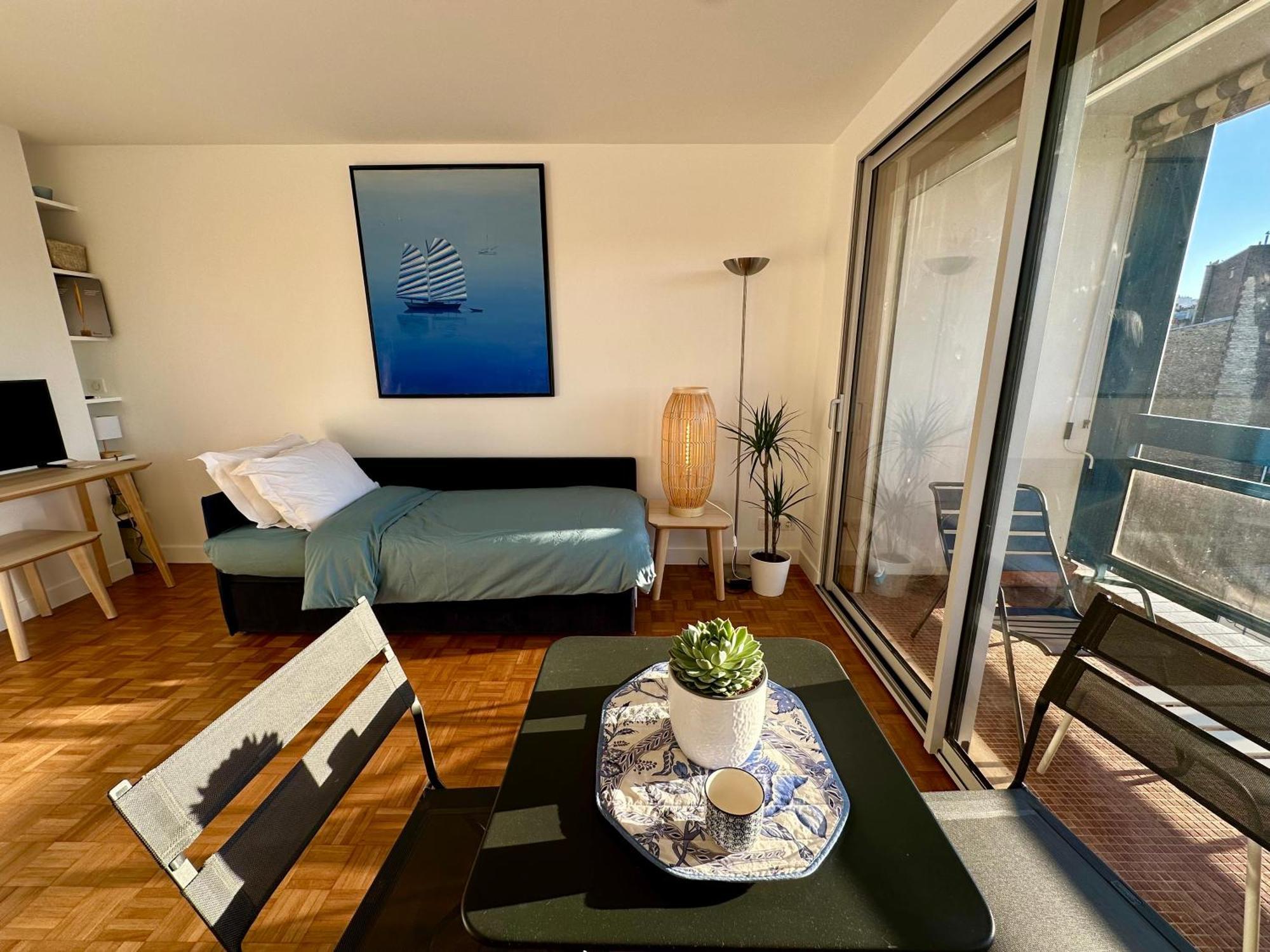 Mobility Lease- Sunny With Large Balcony, Park View At 15