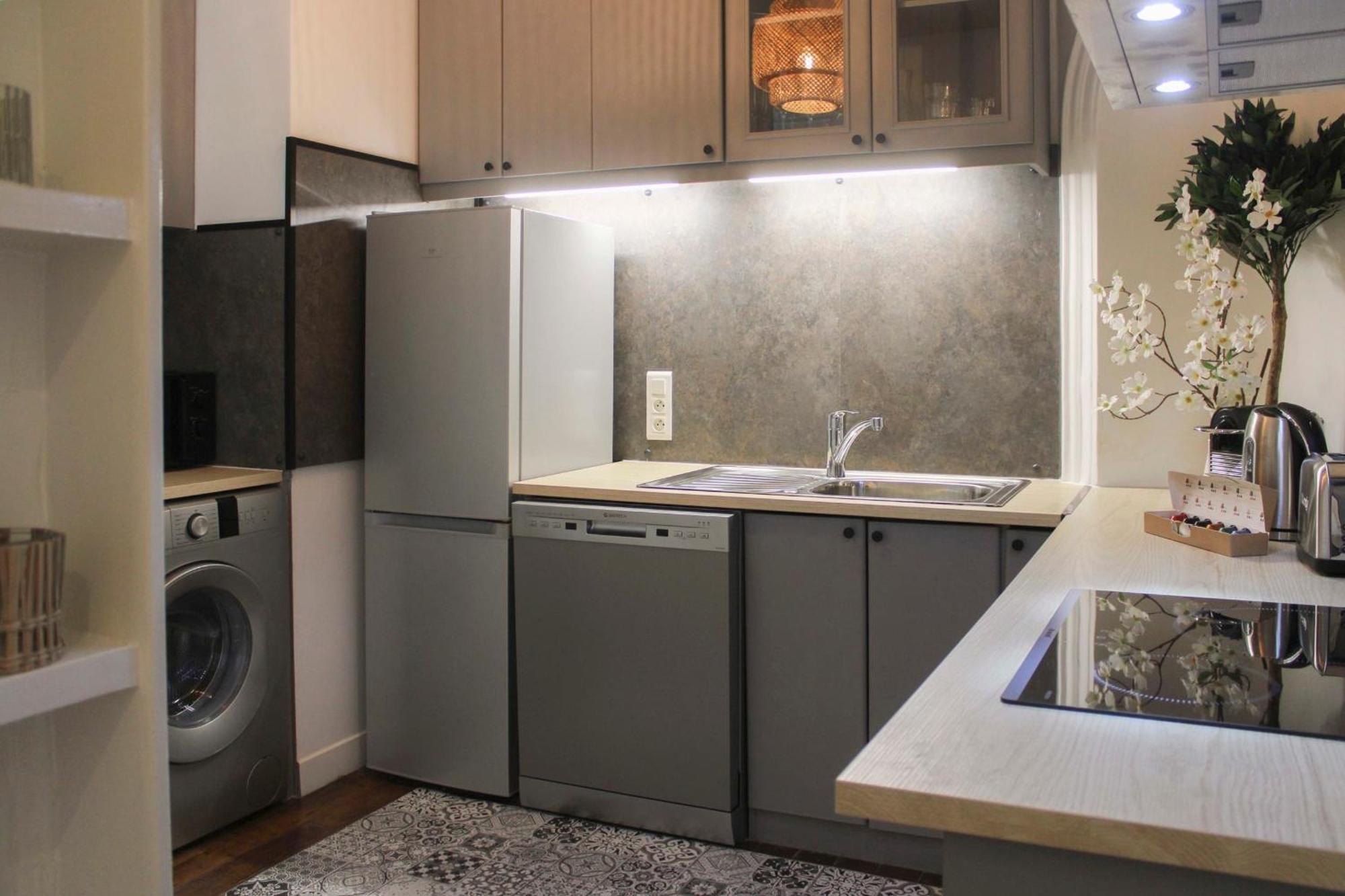 Comfort And Charm In The Heart Of 9 *