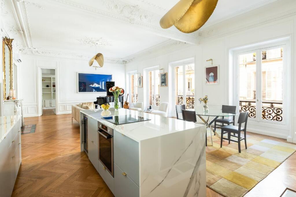 Luxury High End In The Heart Of * Paris