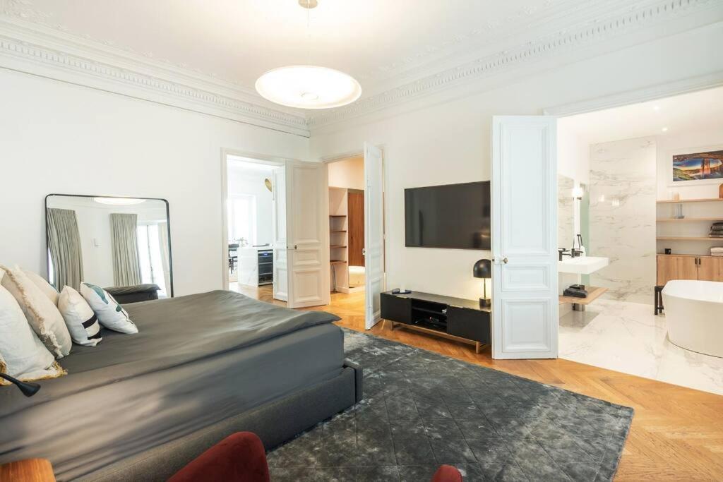 Luxury High End In The Heart Of Apartment Paris