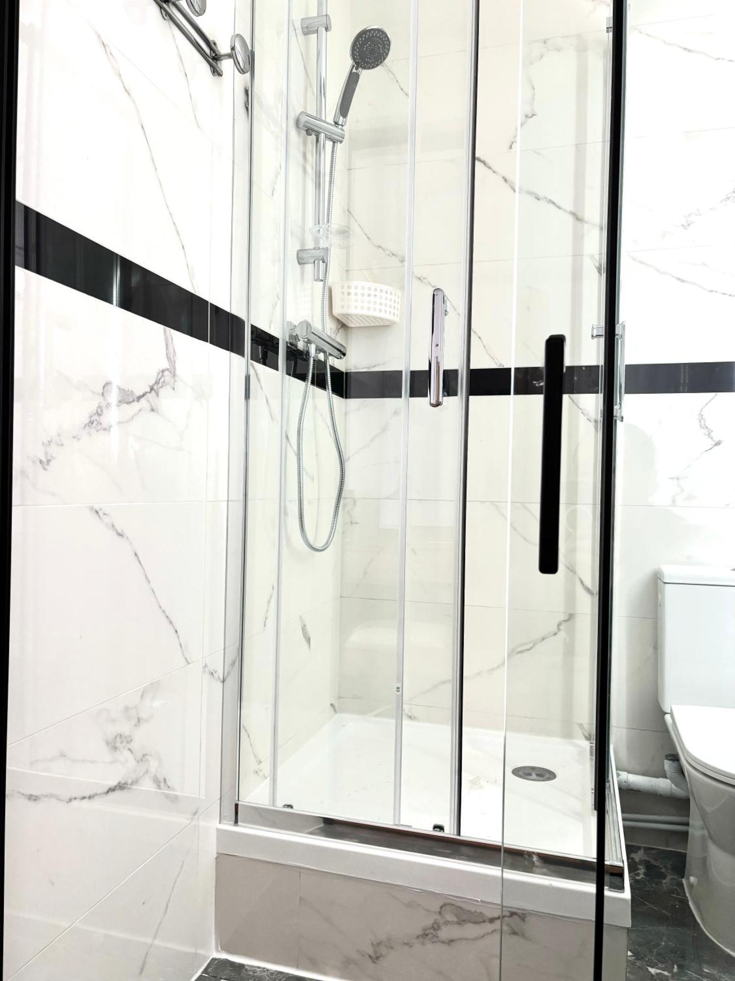 Lucas Salle De Bain Privative Homestay Paris