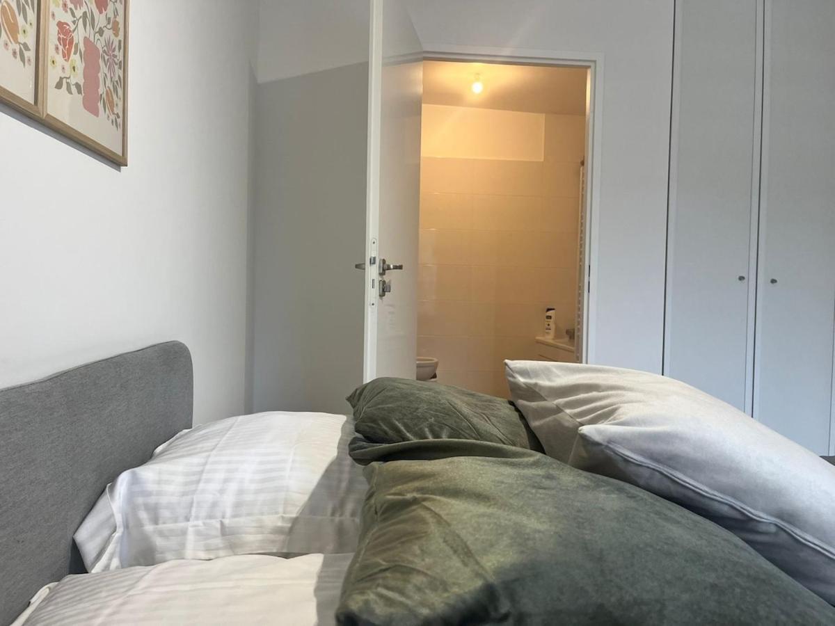 Seemingly Spacious Modern & Bright Chic Apartment *