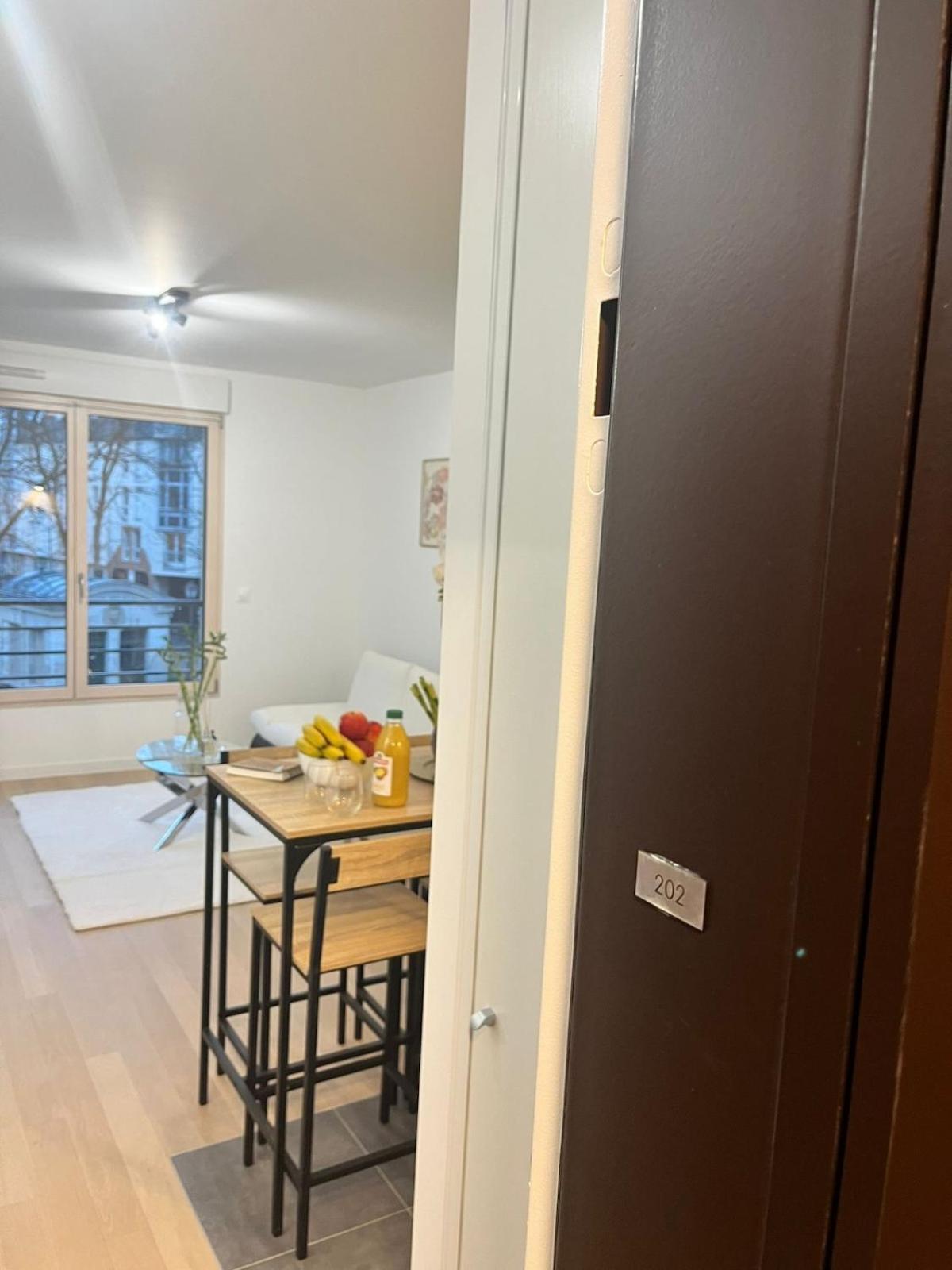 Seemingly Spacious Modern & Bright Chic Paris