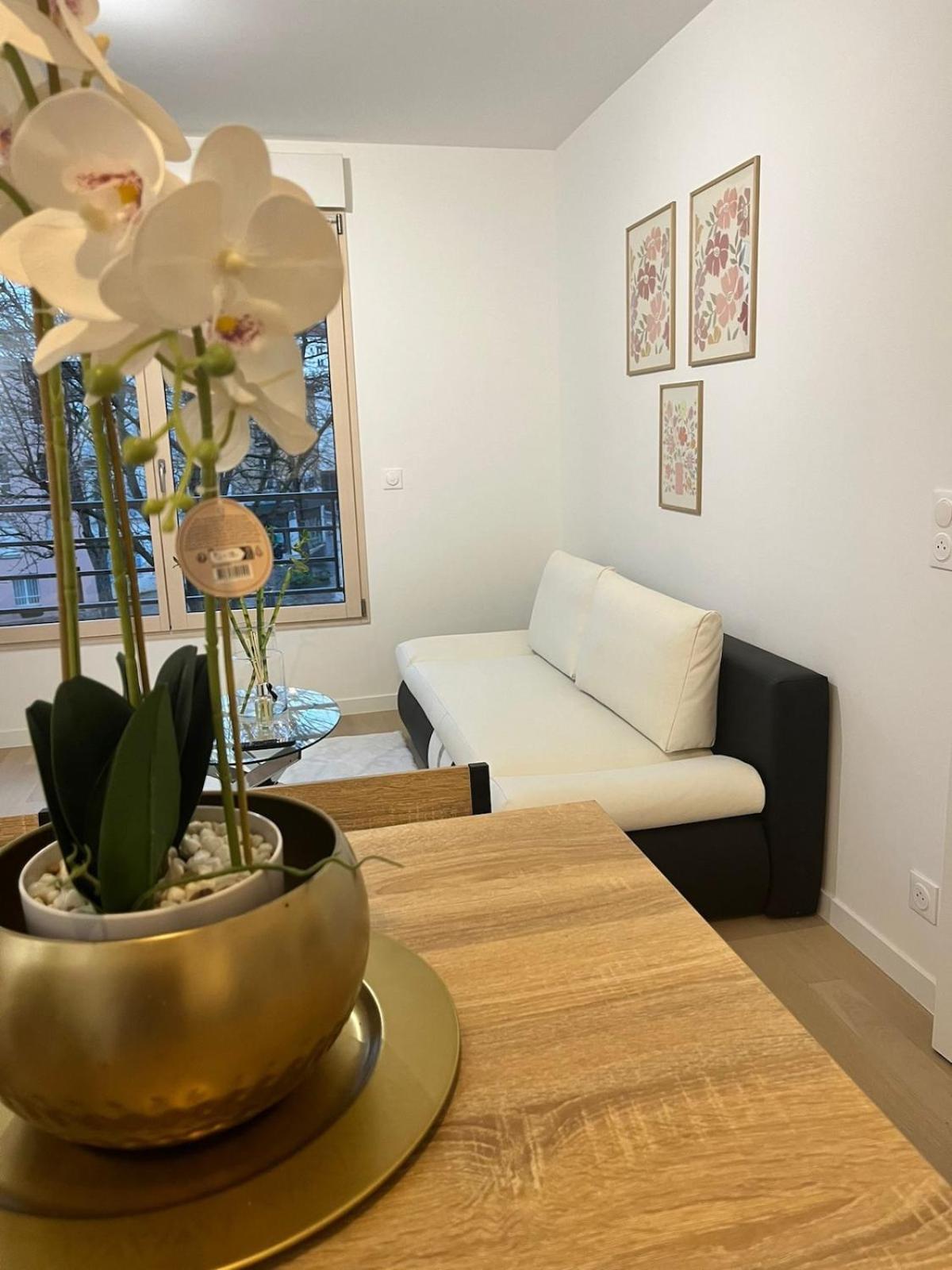 Seemingly Spacious Modern & Bright Chic Apartment *
