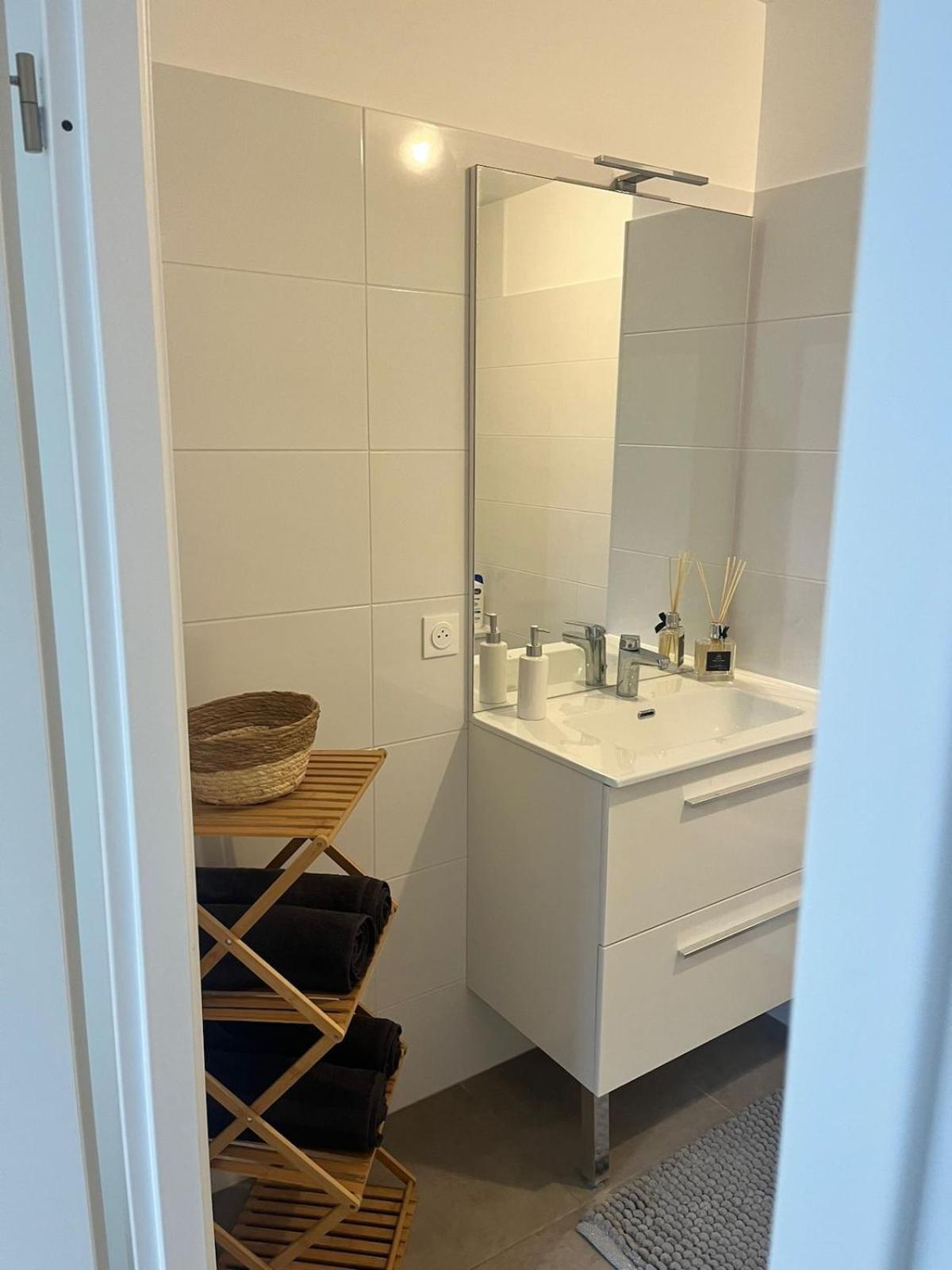 Seemingly Spacious Modern & Bright Chic
