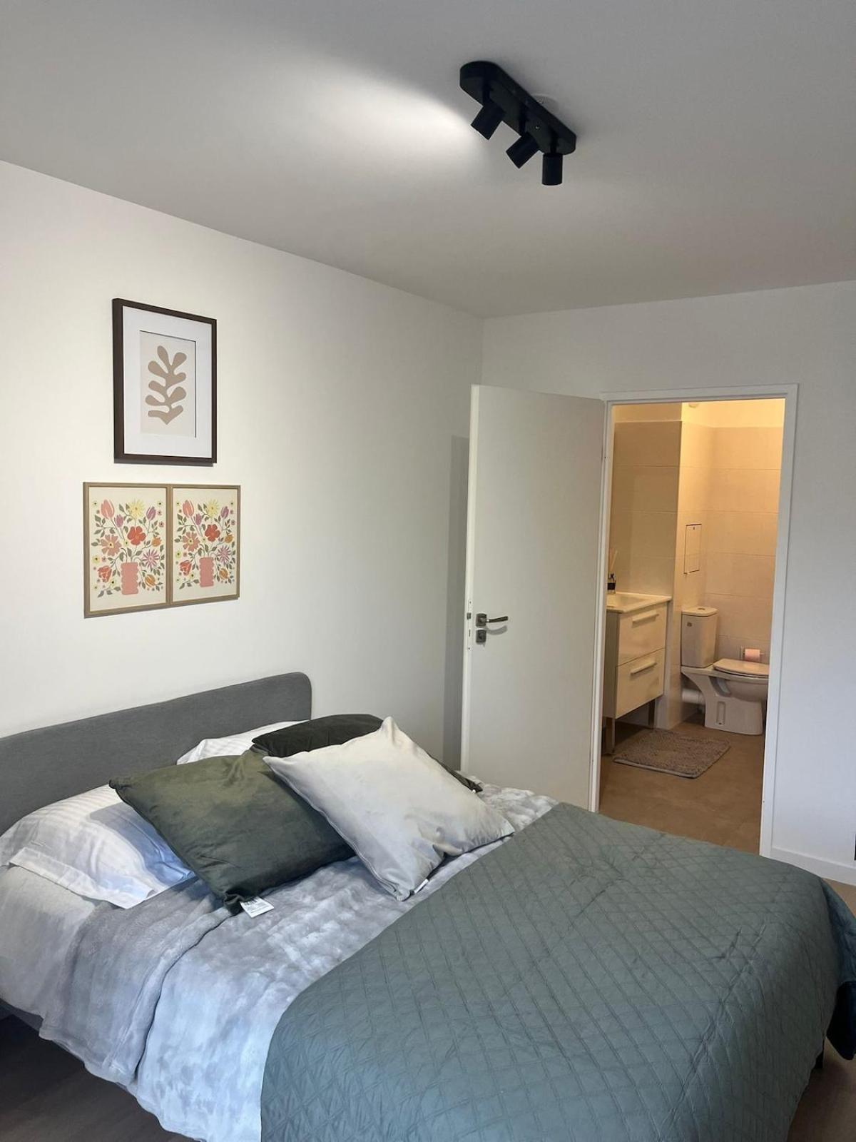 Seemingly Spacious Modern & Bright Chic Apartment *