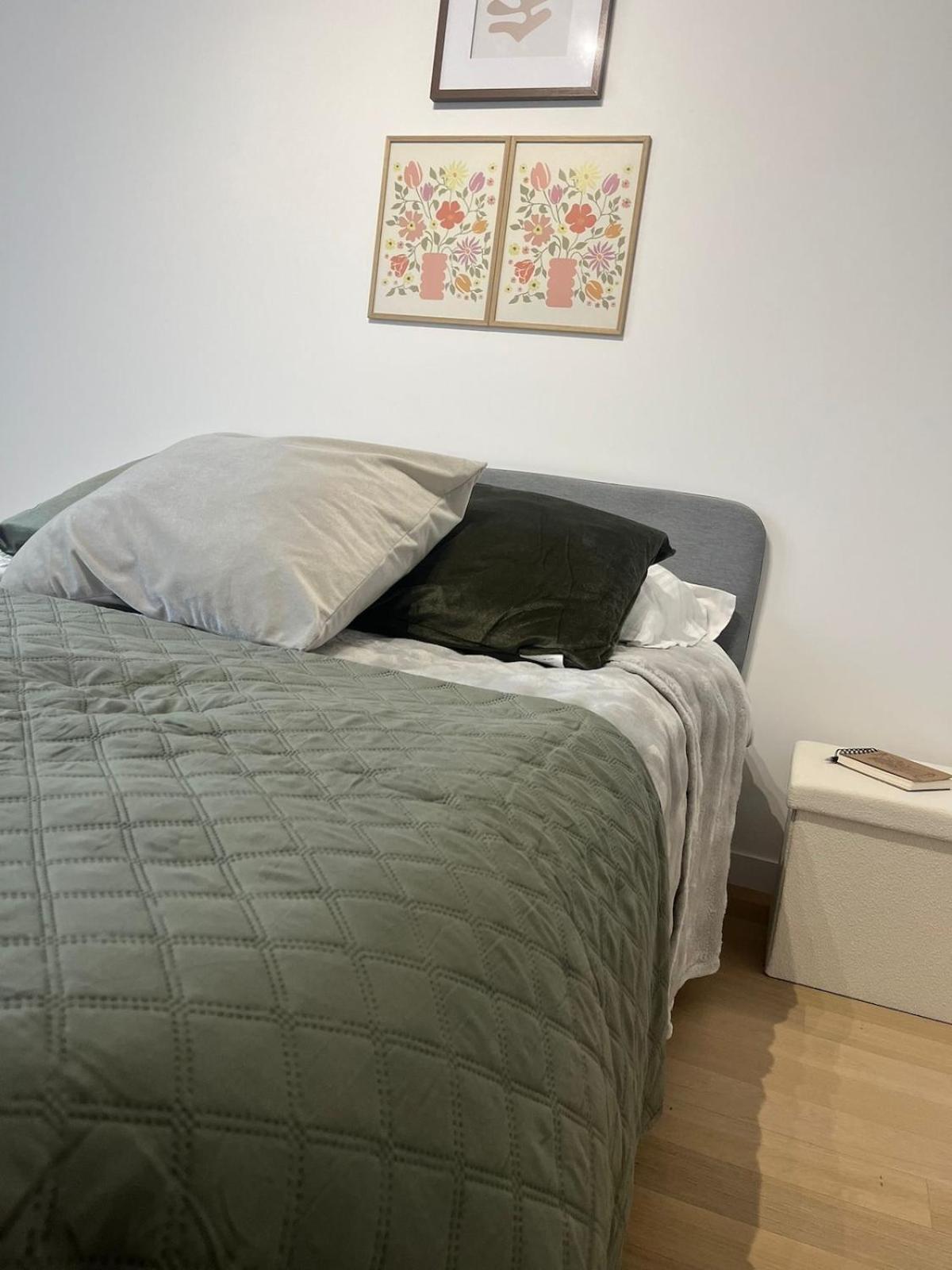 Seemingly Spacious Modern & Bright Chic Apartment *