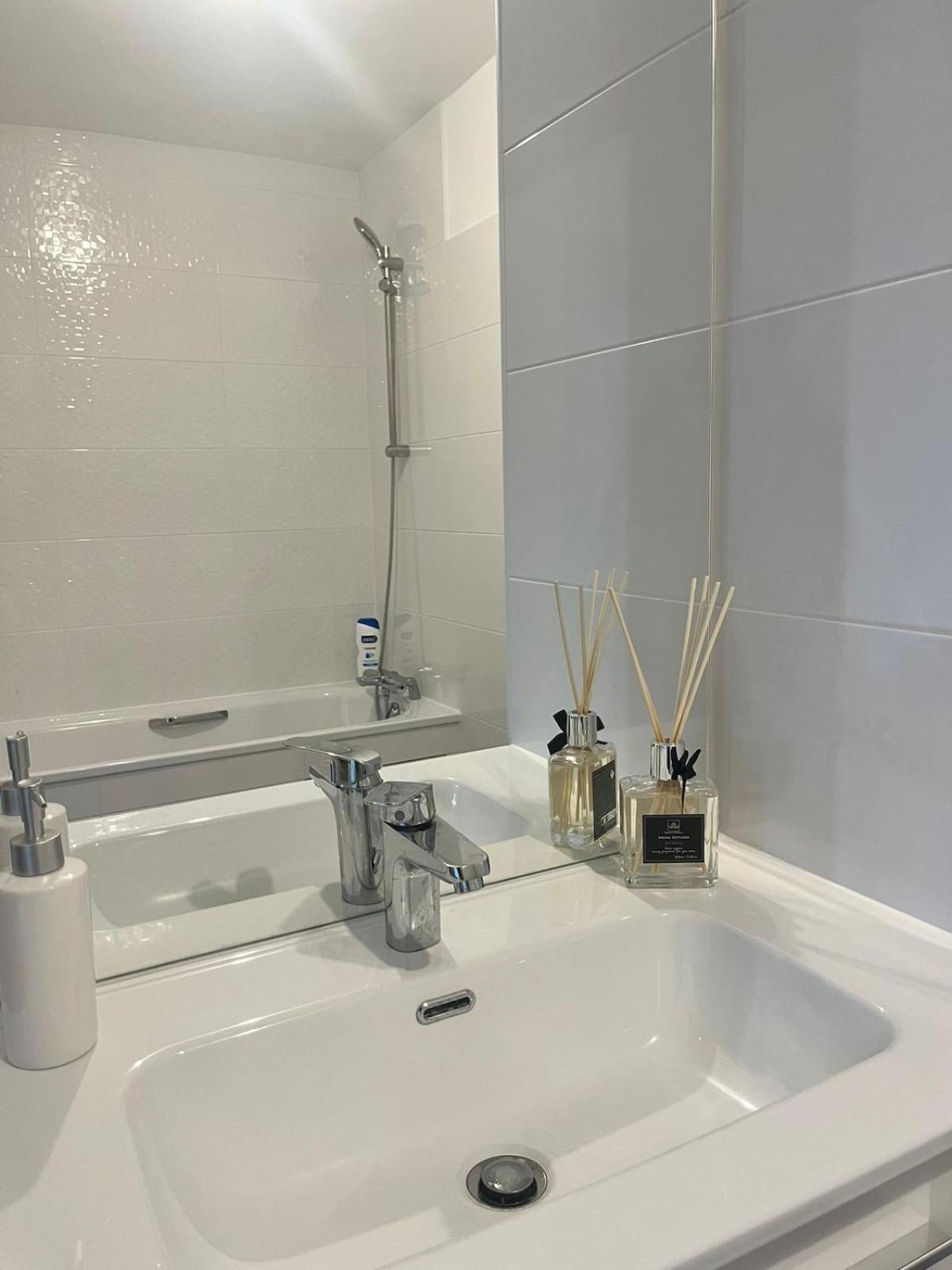 Seemingly Spacious Modern & Bright Chic Paris