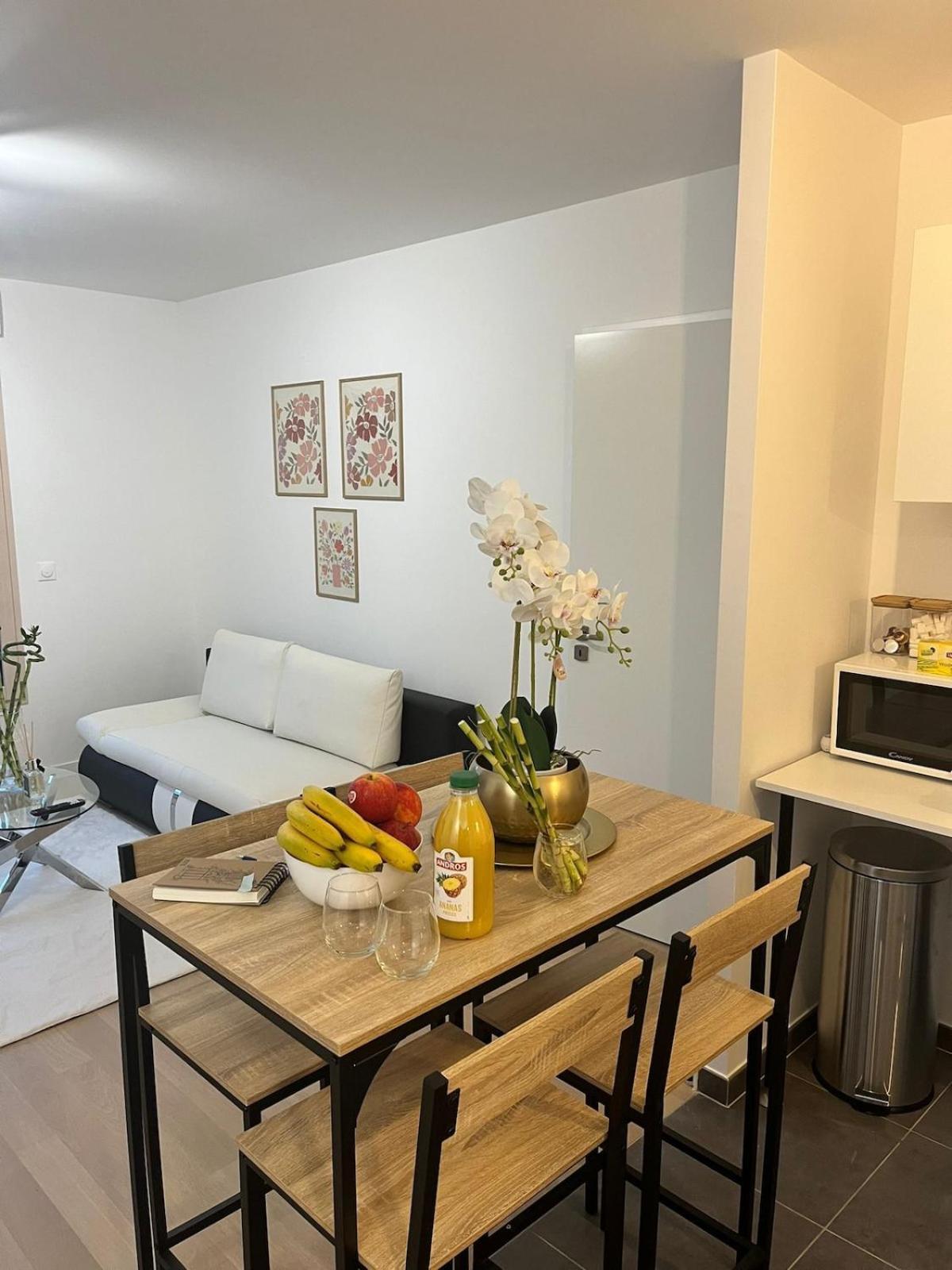 Seemingly Spacious Modern & Bright Chic * Paris