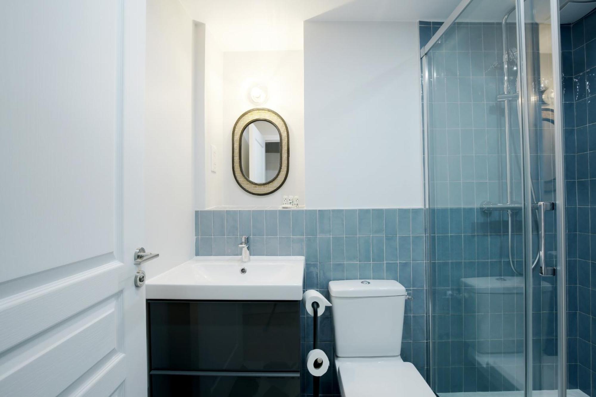 Relax In A Contemporary Designer * Paris