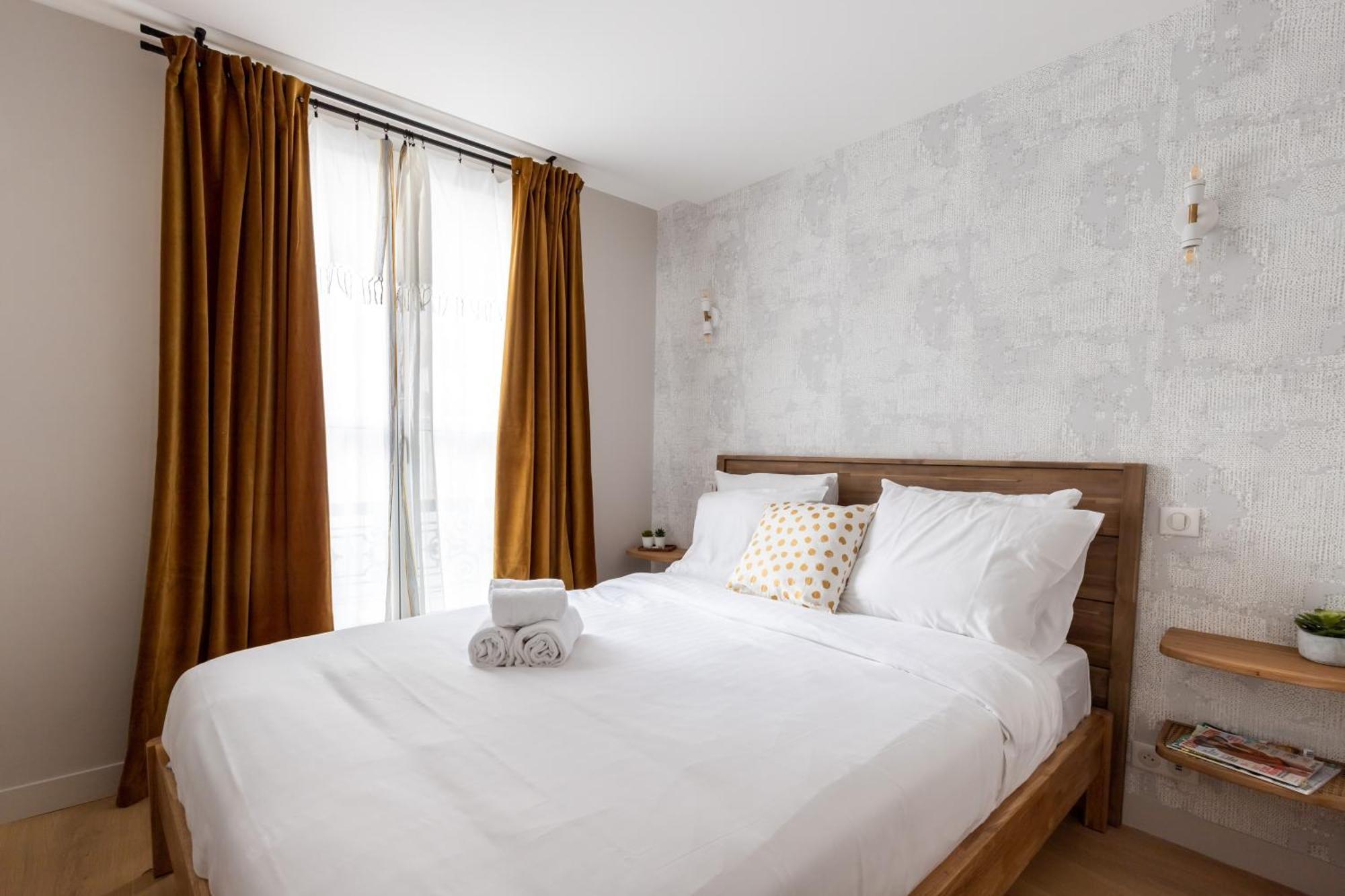 Relax In A Contemporary Designer * Paris