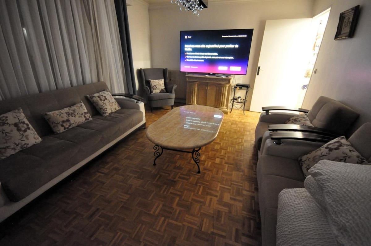 Spacious, Bright With Private Parking Apartment Paris