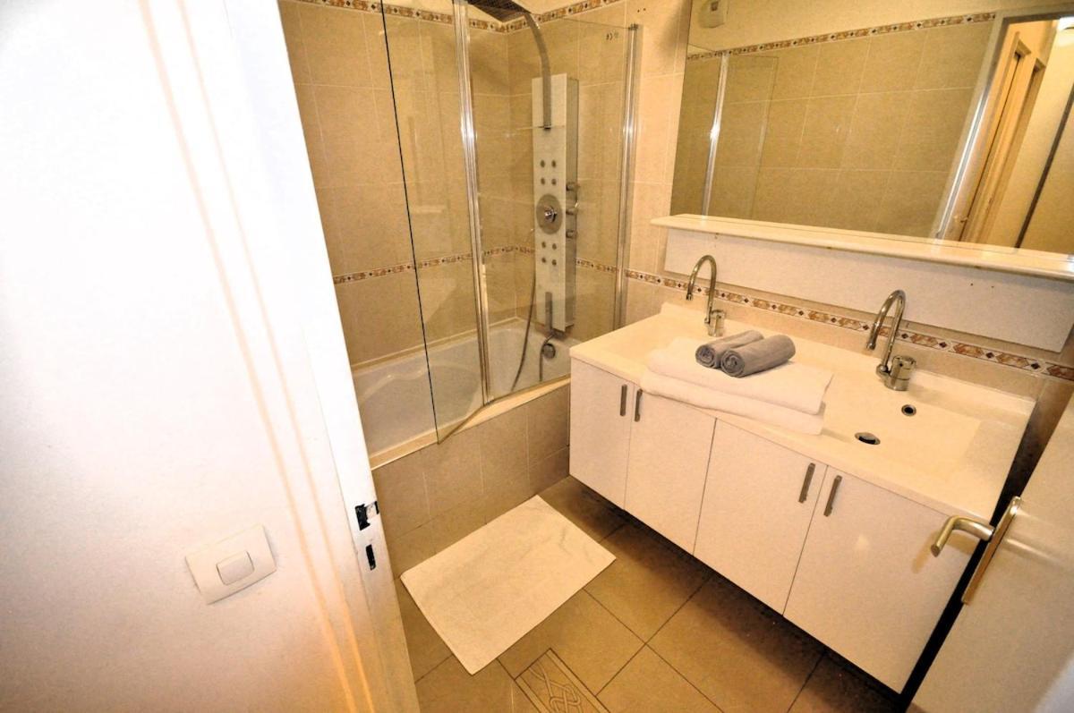 Spacious, Bright With Private Parking Apartment *