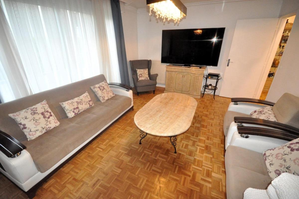 Spacious, Bright With Private Parking Apartment *