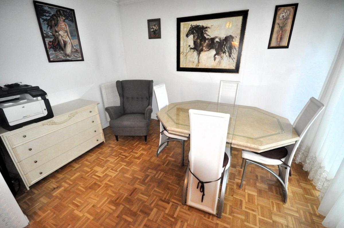 Spacious, Bright With Private Parking *