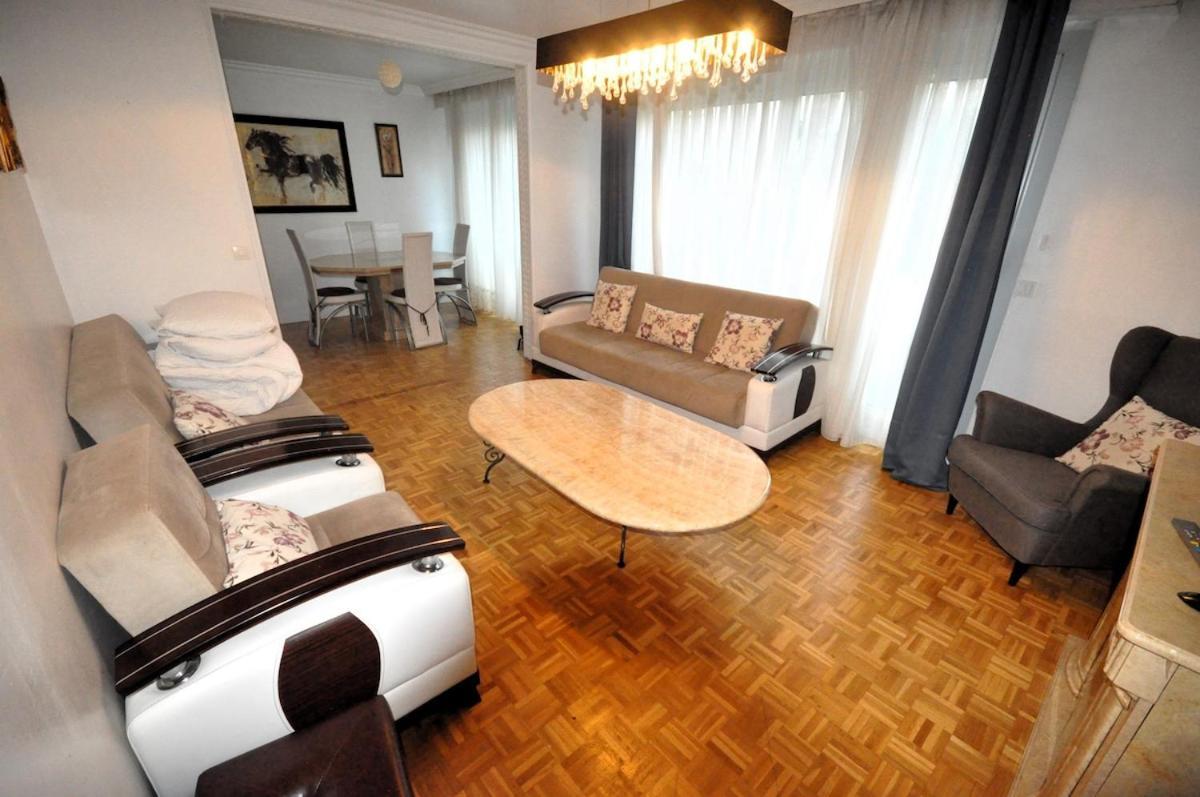 Apartment Spacious, Bright With Private Parking