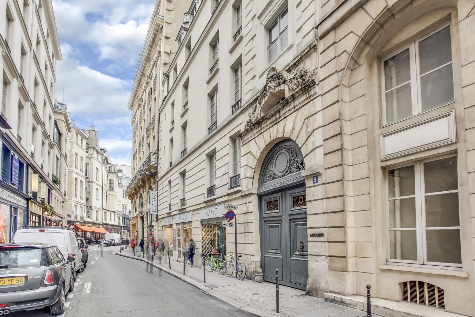 Apartment For Work In Center Paris