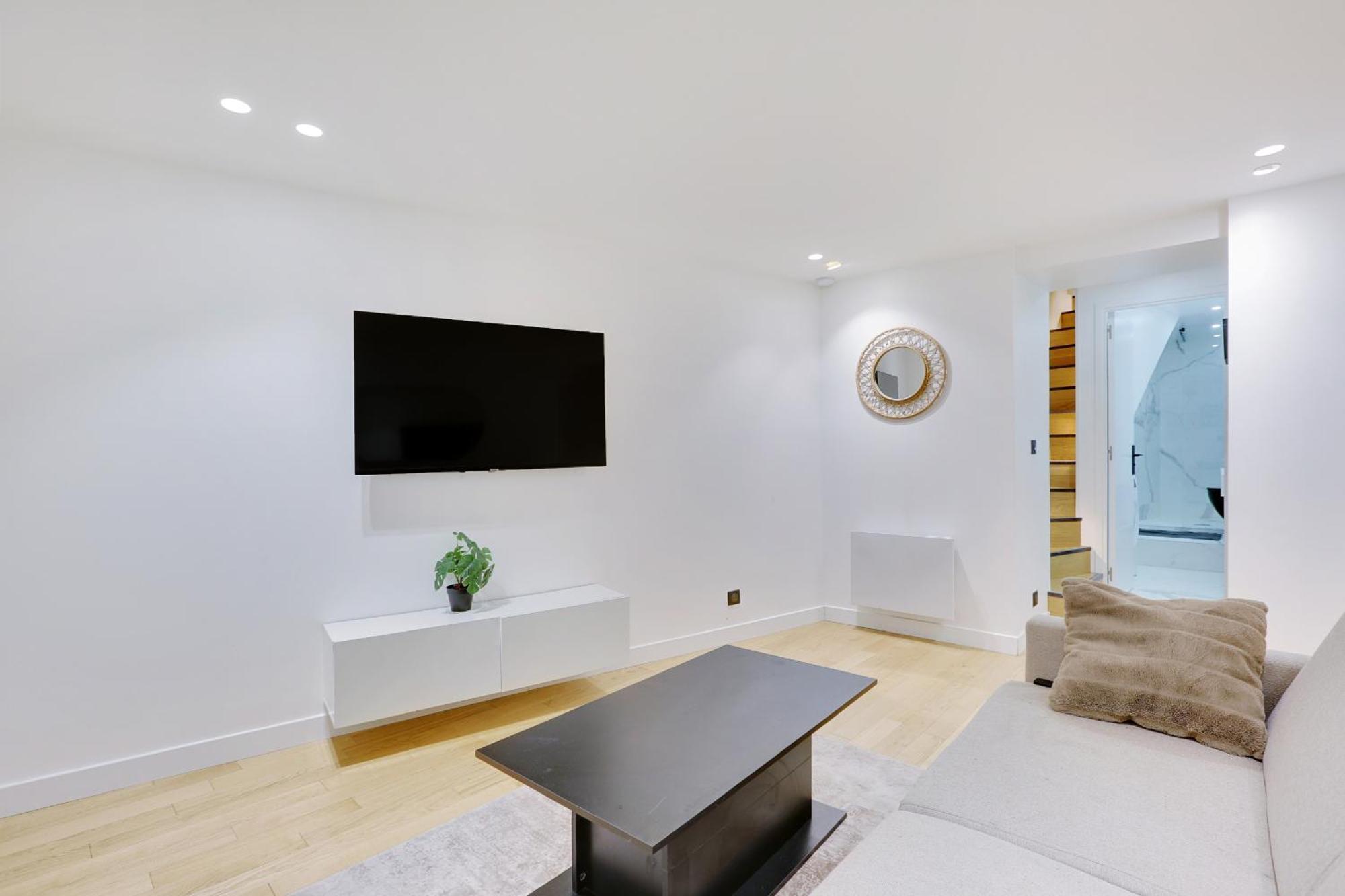 Beautiful 2 Bdr Duplex In Paris