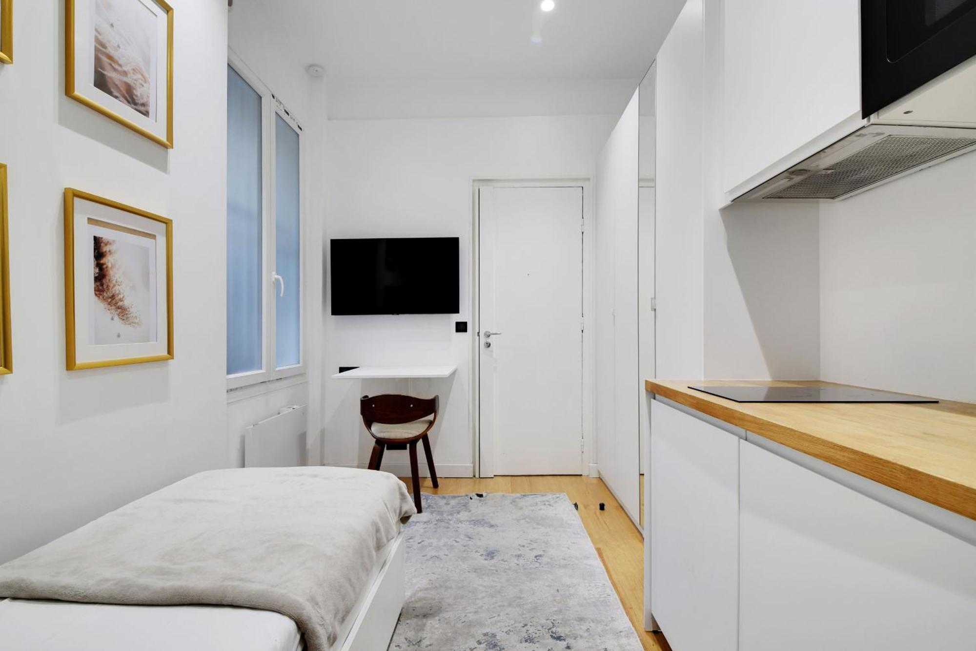 Pretty In Apartment *