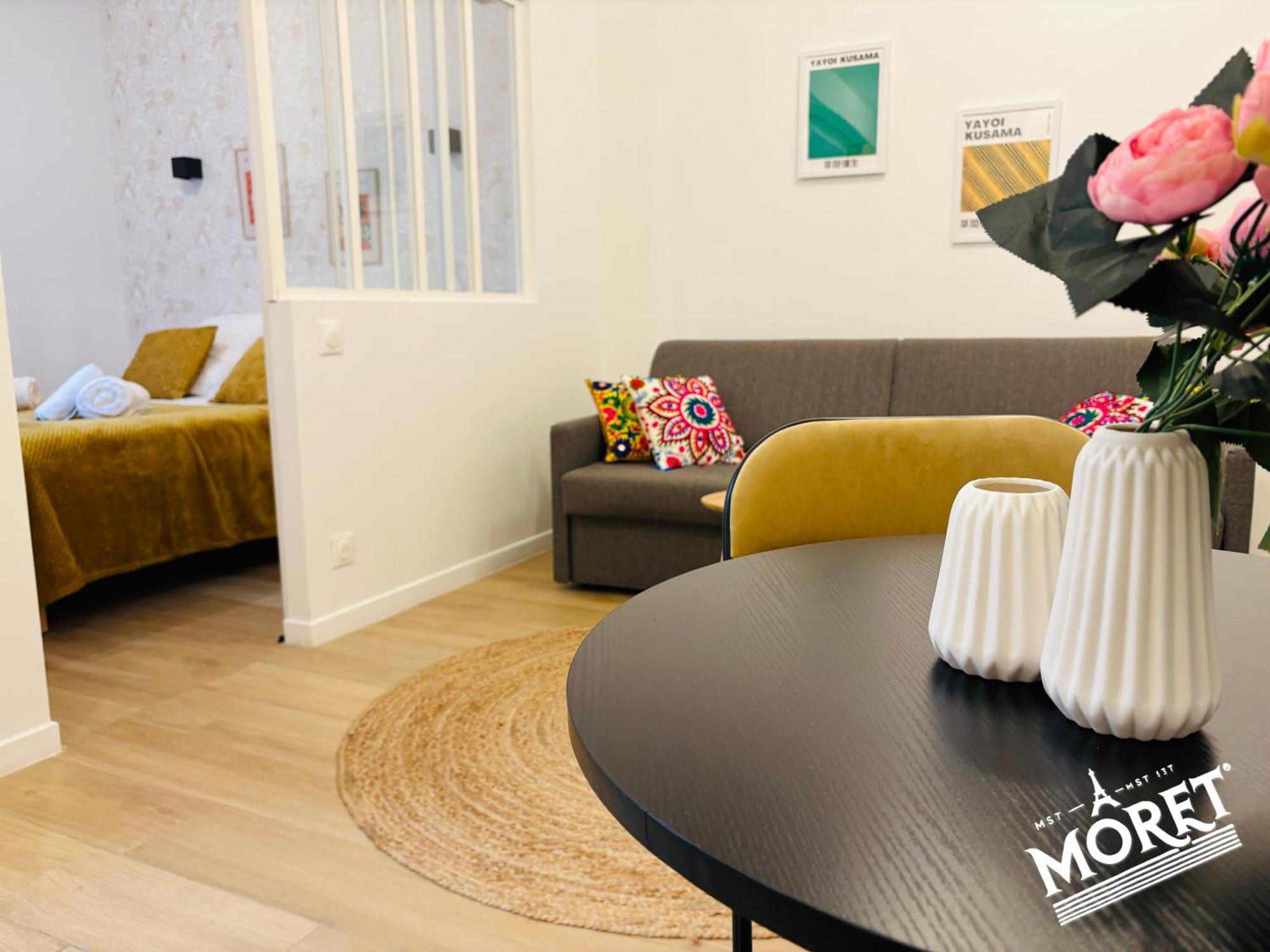 Moret Art Flats Trendy East