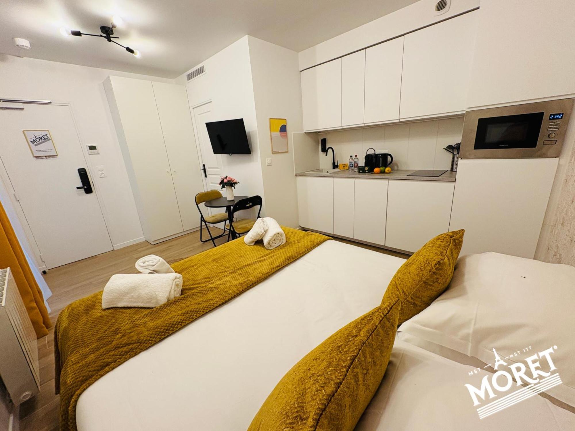 Moret Art Flats Trendy East
