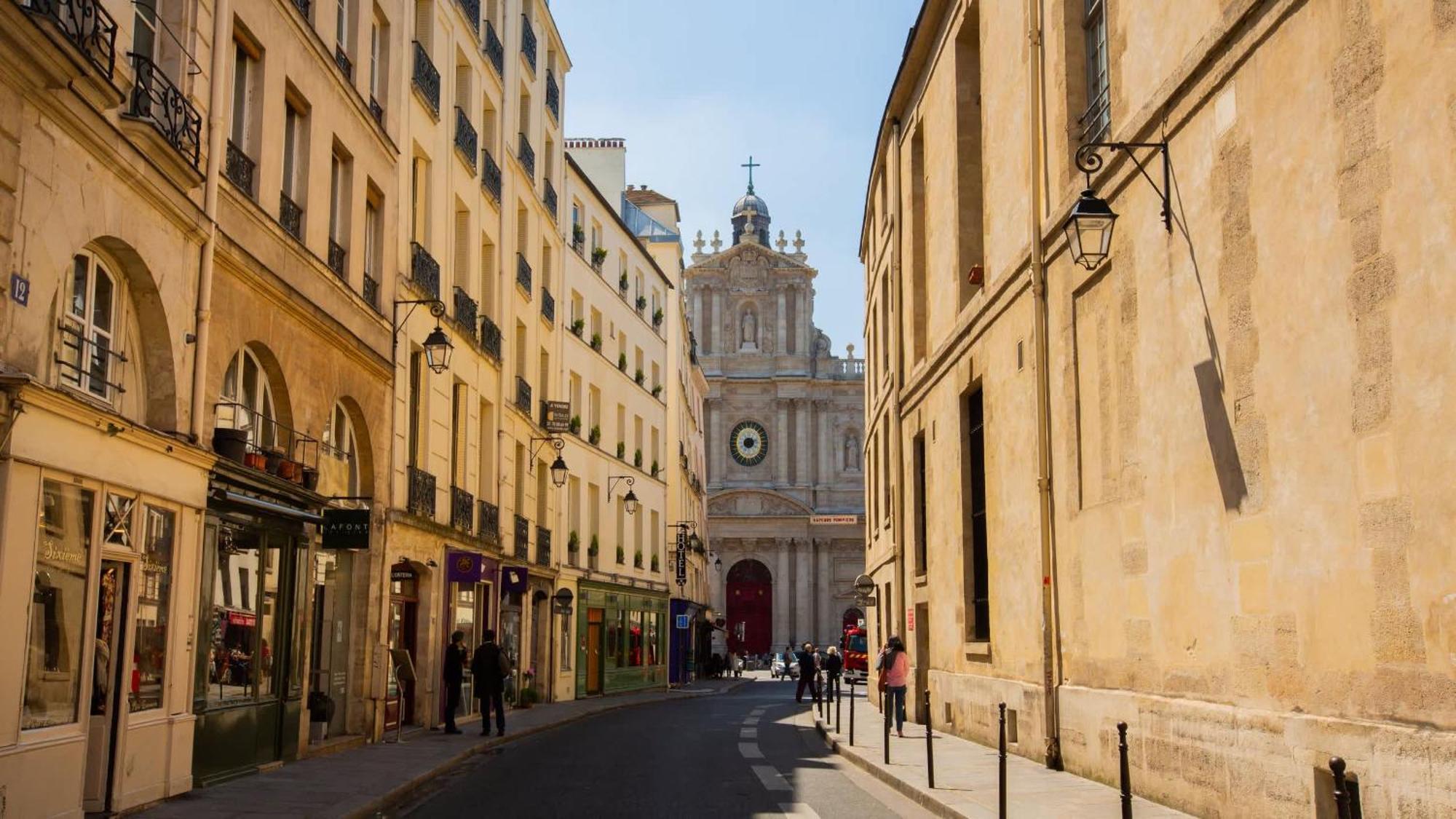 Modern & Dreamy Duplex In Le Marais *