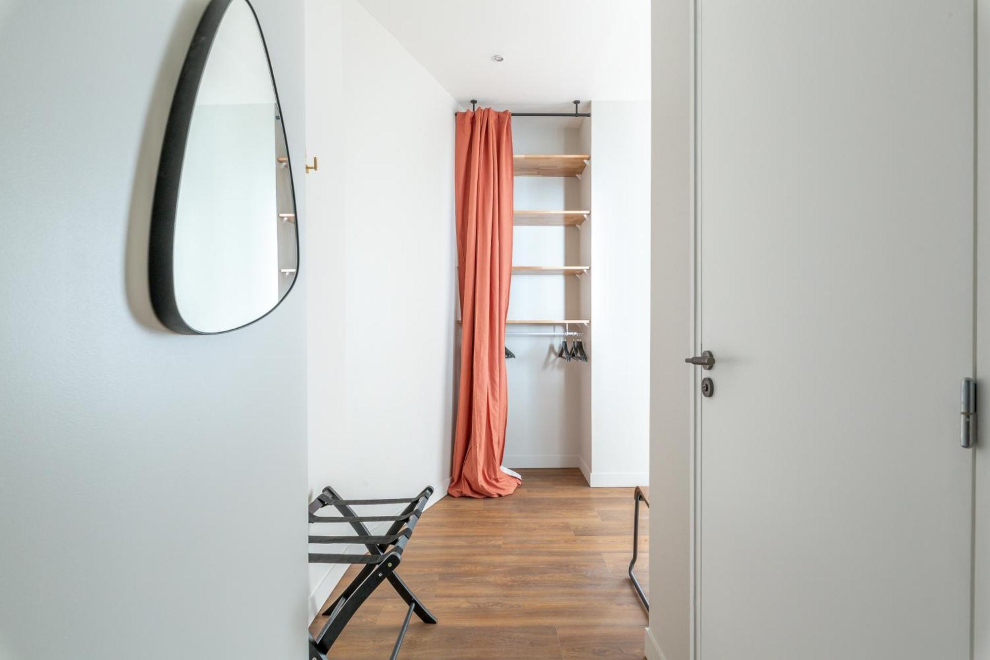 Lounge In A Cosy On Canal Saint-martin Apartment *