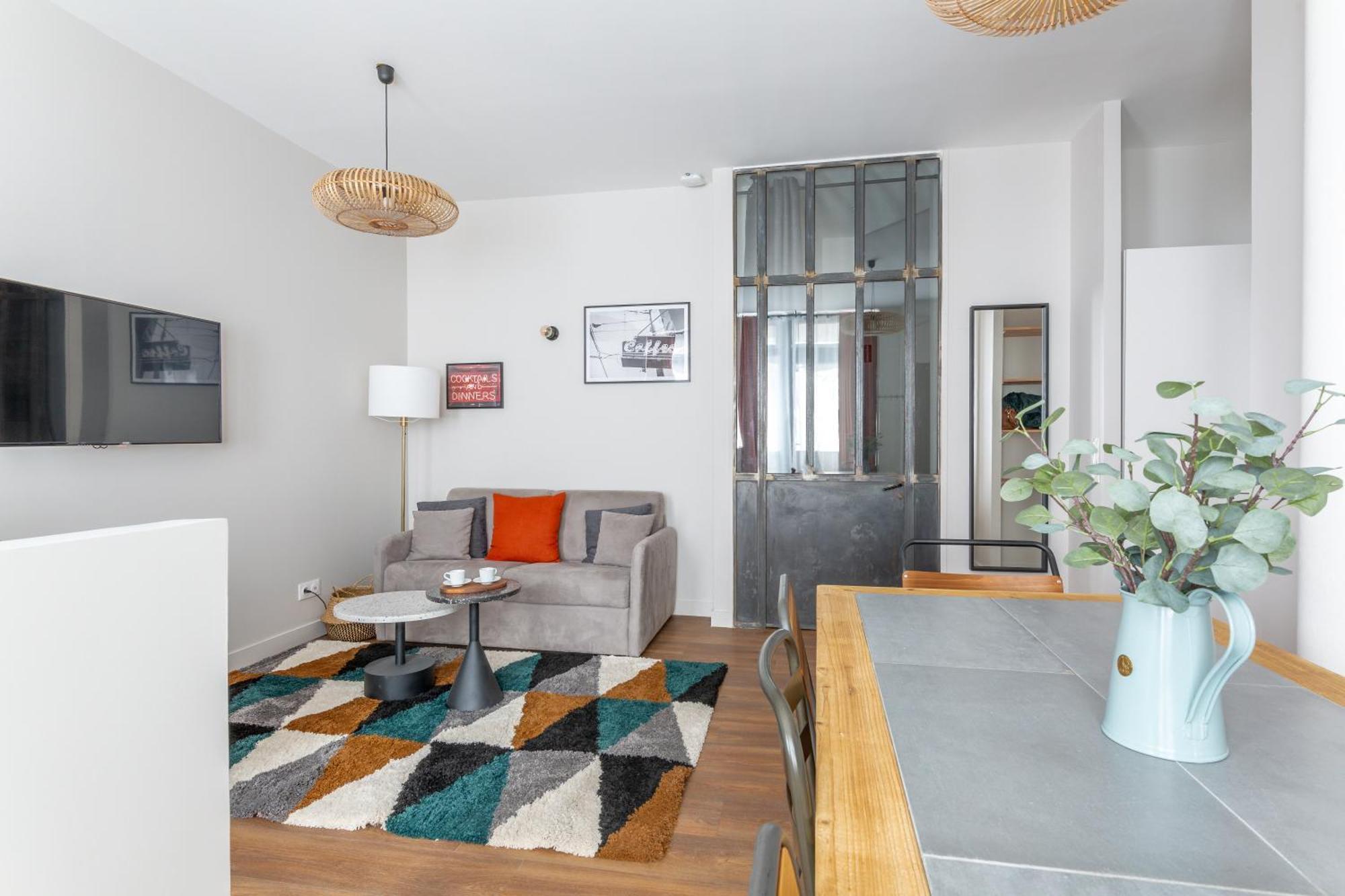 Apartment Lounge In A Cosy On Canal Saint-martin