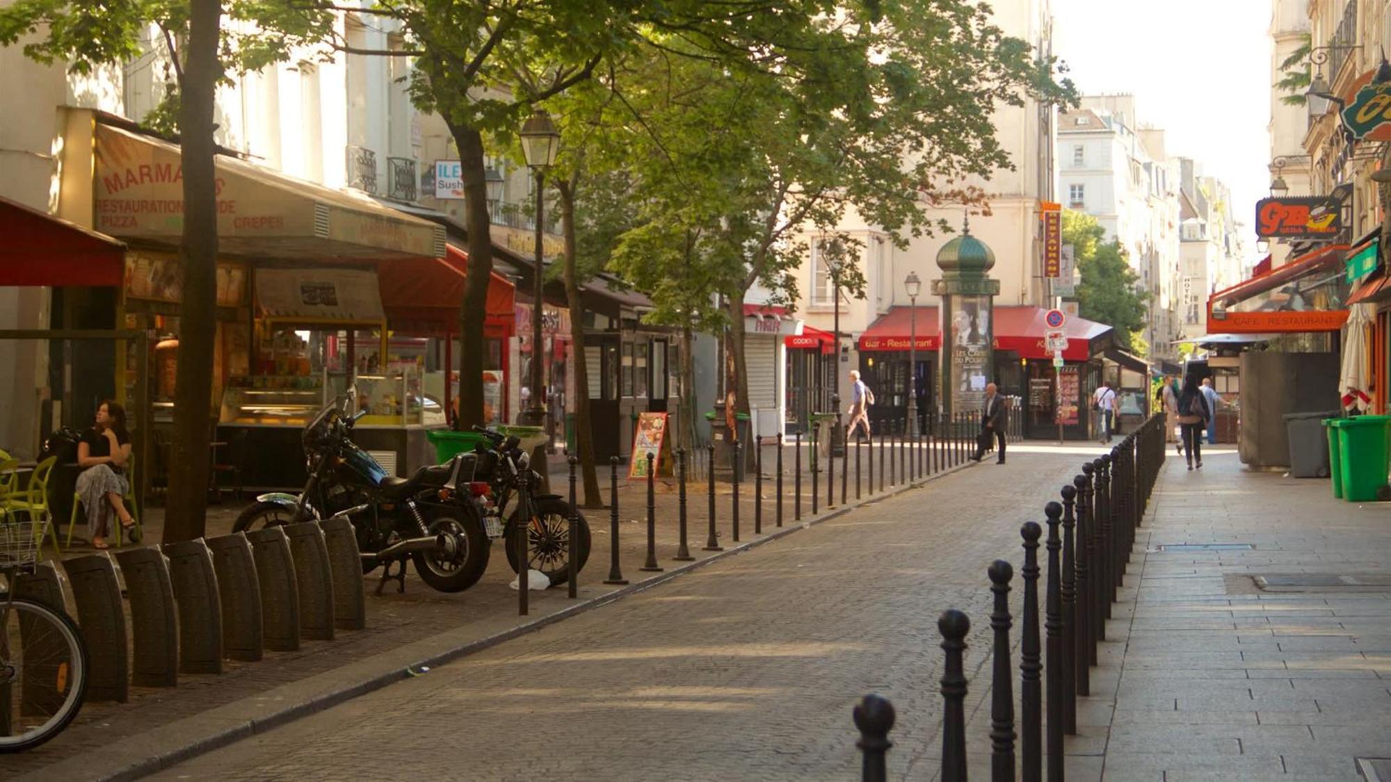 Welcoming Near The Louvre Paris
