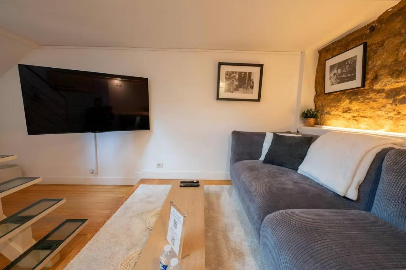 Cozy Artist Loft Apartment Paris
