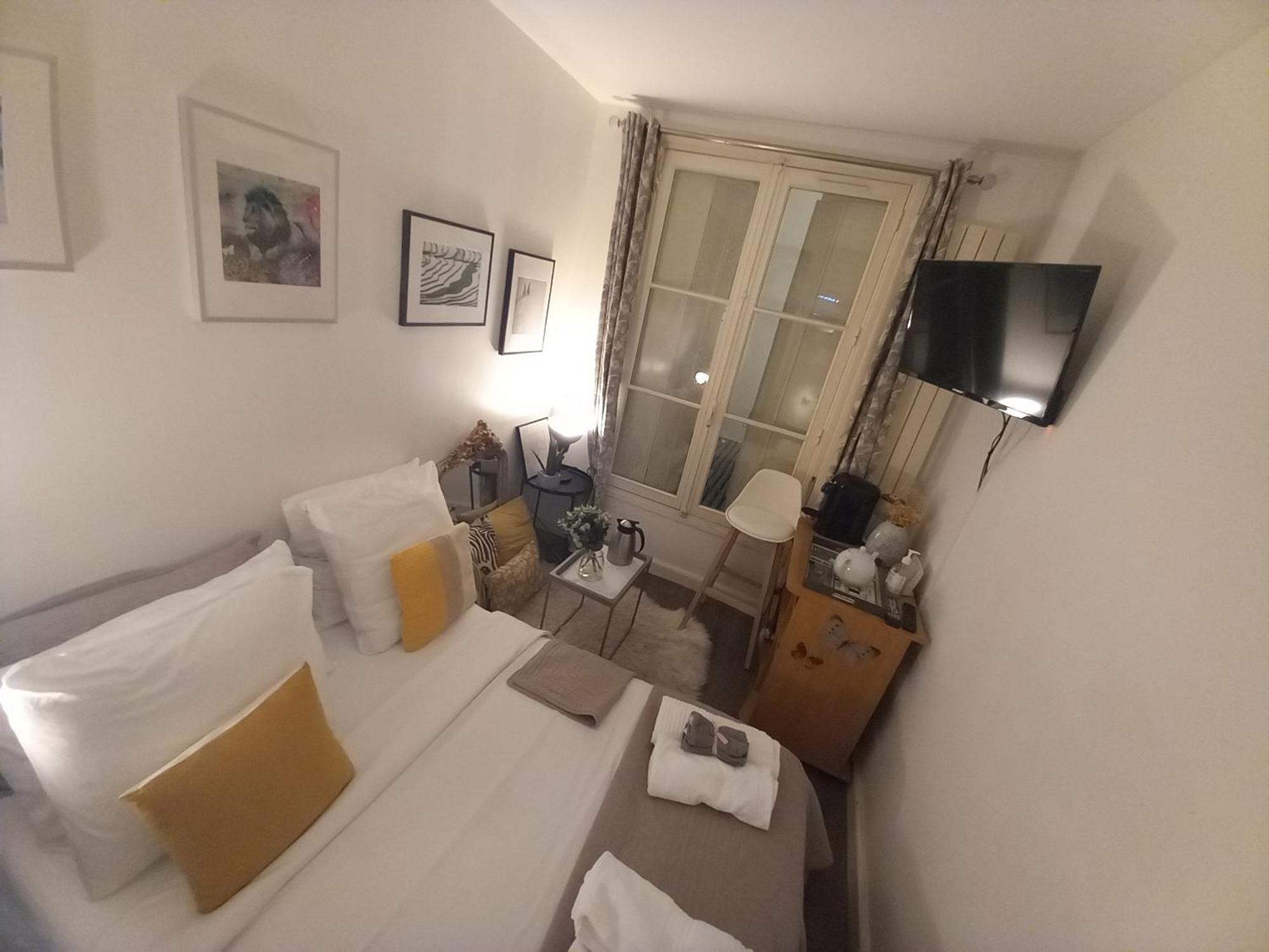 Gare Montparnasse 1minute,center 6 Eme ,close To Eiffel Tour And Louvre Meusm ,amusing Place