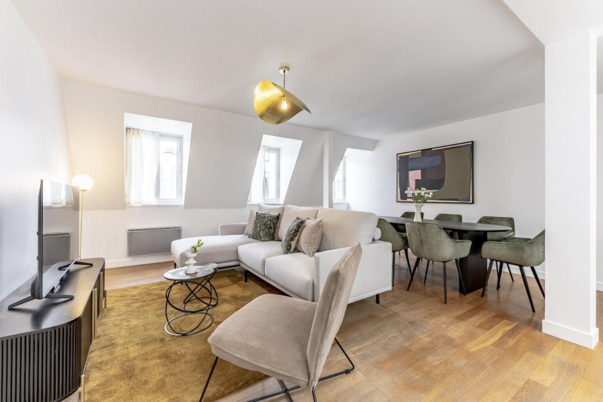 Amazing 4bedrooms Champs Elysees Apartment Paris