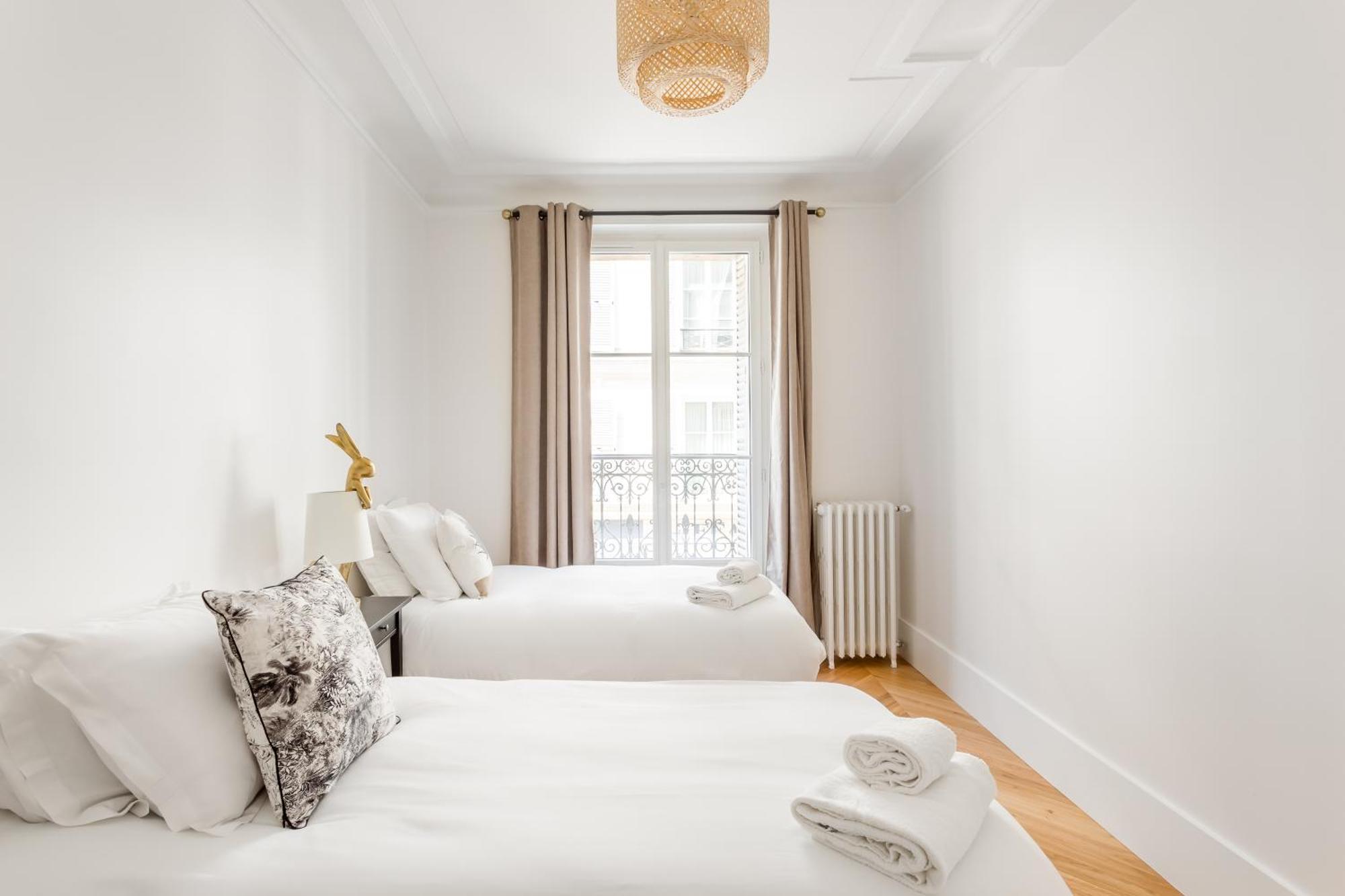 The Black Swan Apartment