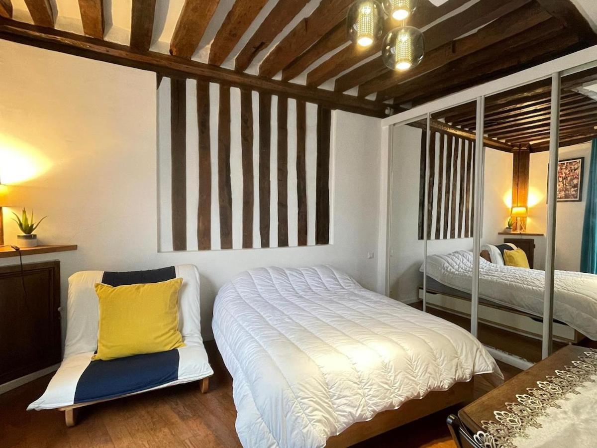 Apartment Near Notre Dame 5 *
