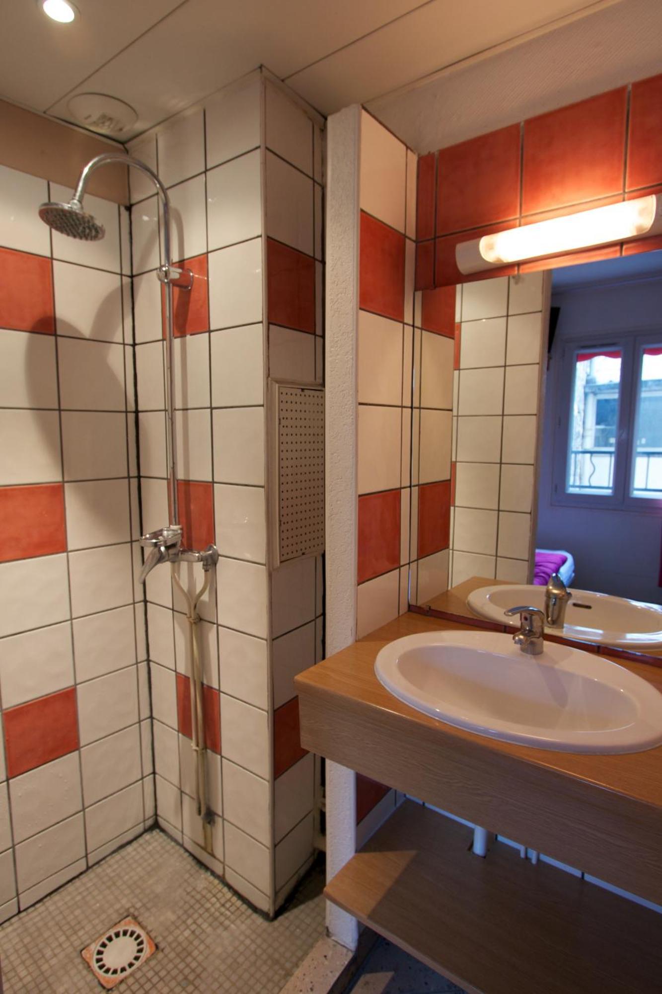 Bastille Hostel *
