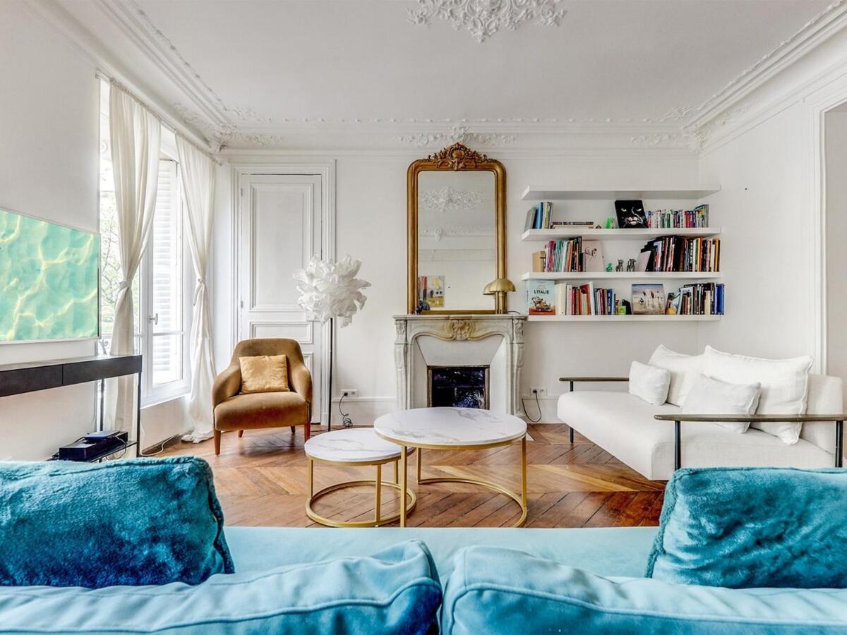The Lady In Red - Romantic & Silky - Notre Dame Apartment *