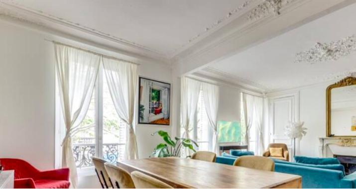 The Lady In Red - Romantic & Silky - Notre Dame Apartment *