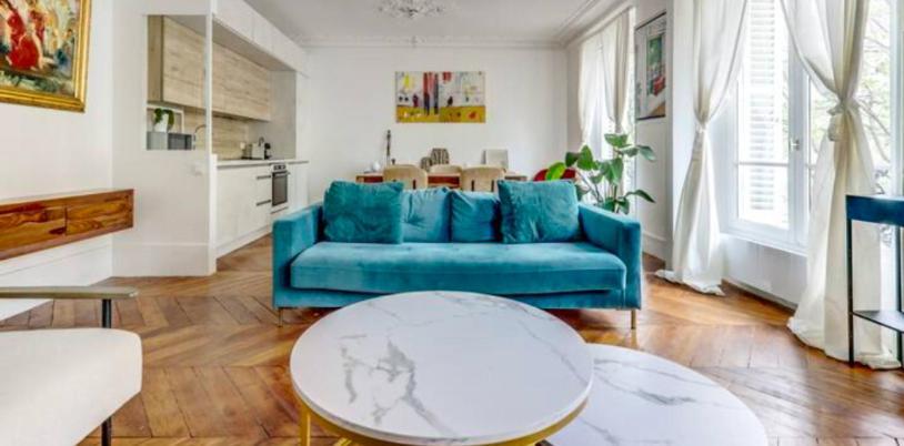 The Lady In Red - Romantic & Silky - Notre Dame Apartment