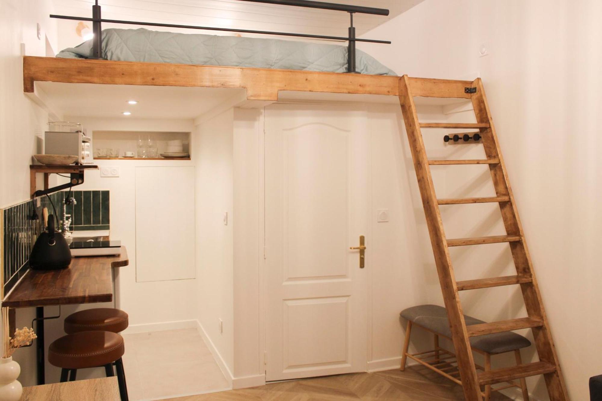 Apartment Charming Of 15 M2 In The 10th