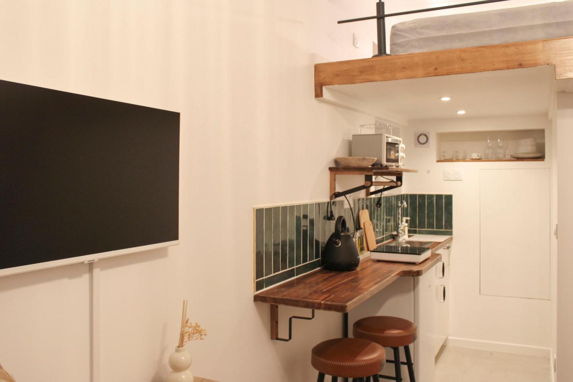 Apartment Charming Of 15 M2 In The 10th