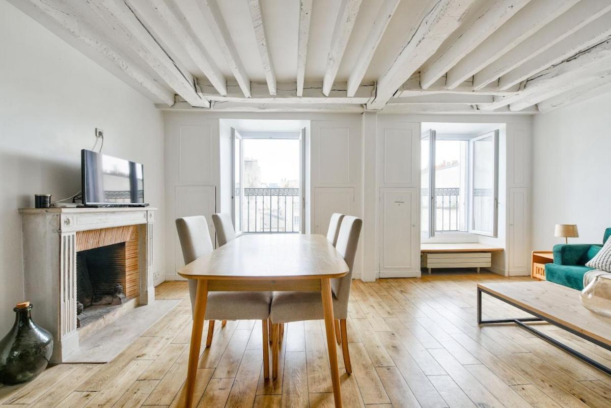 Apartment Superb T2 Haussmanien Avec Balcon A 10min Des Galeries Lafayette Paris