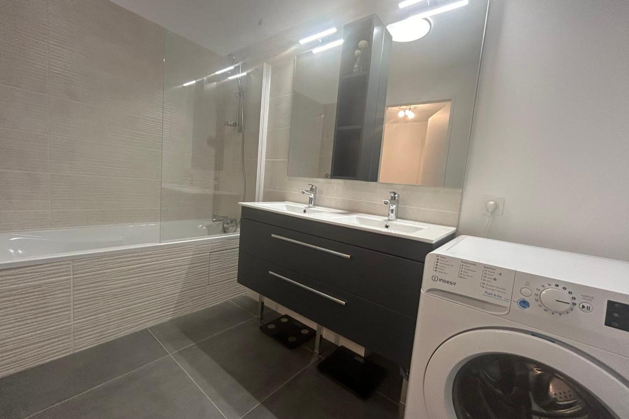 Spacious Appt With Balcony In The 13th